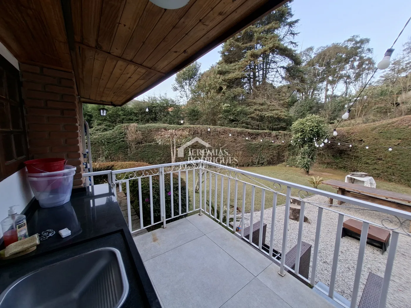 Casa à venda com 2 dormitórios no Condomínio Petiti Village em Campos do Jordão/SP.