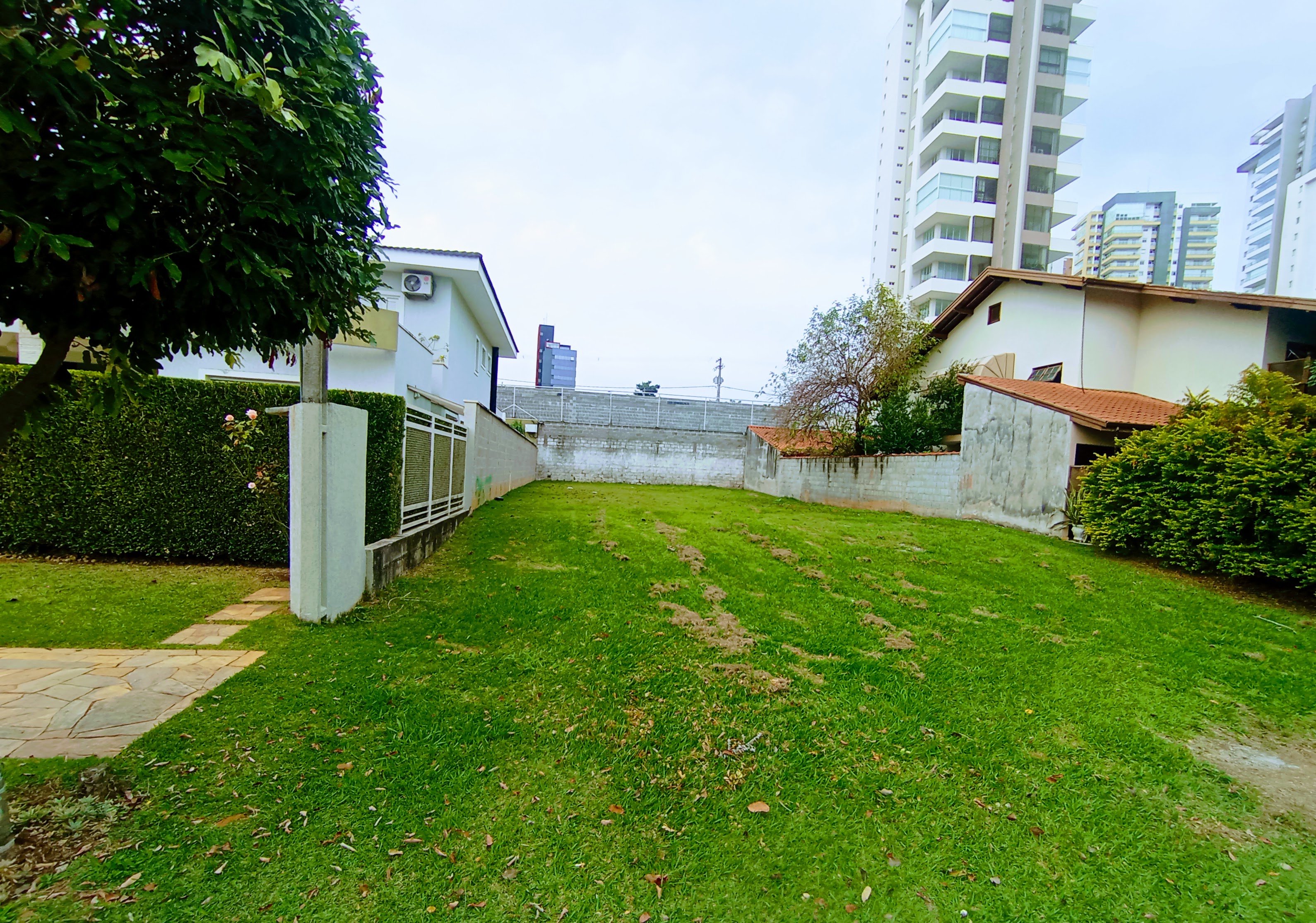 Terreno à venda com 445 m² no Condomínio Taubaté Village em Taubaté/SP. 