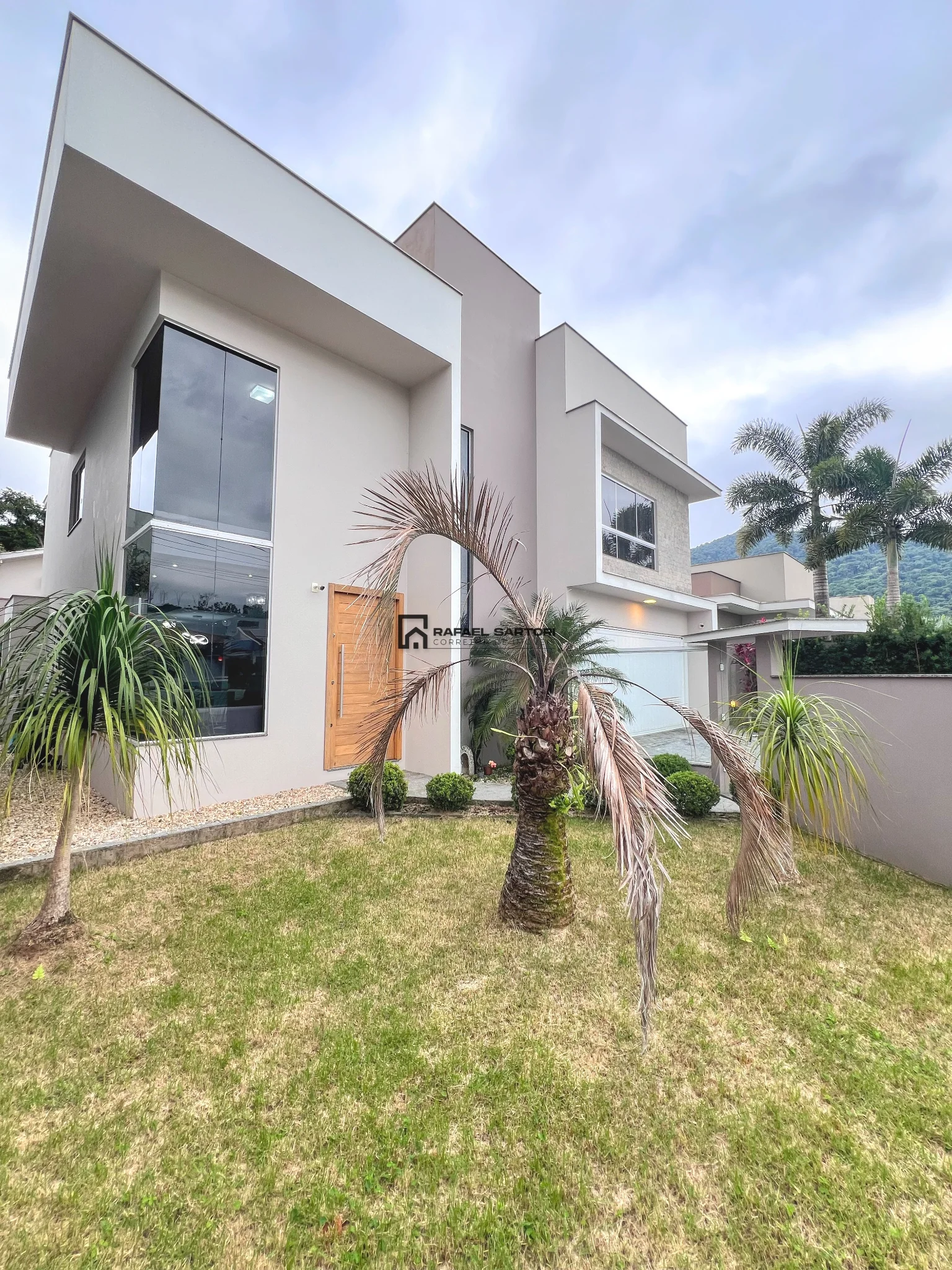 CASA COM 04 SUITES NO AMIZADE