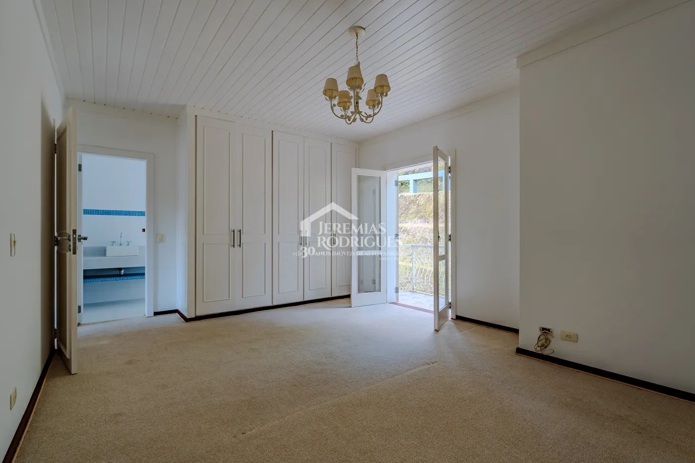 Casa para venda com 5 suítes no Condomínio Jardim Véu da Noiva em Campos do Jordão/SP