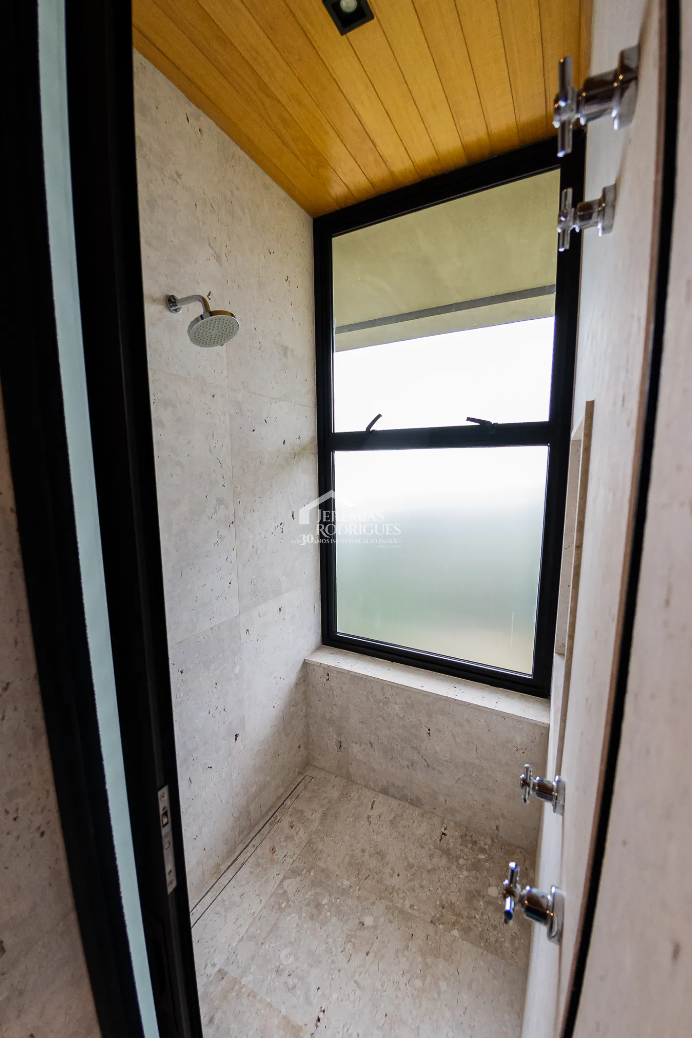 Casa com 5 quartos, 560 m²- Colinas Capivari - Campos do Jordão/SP