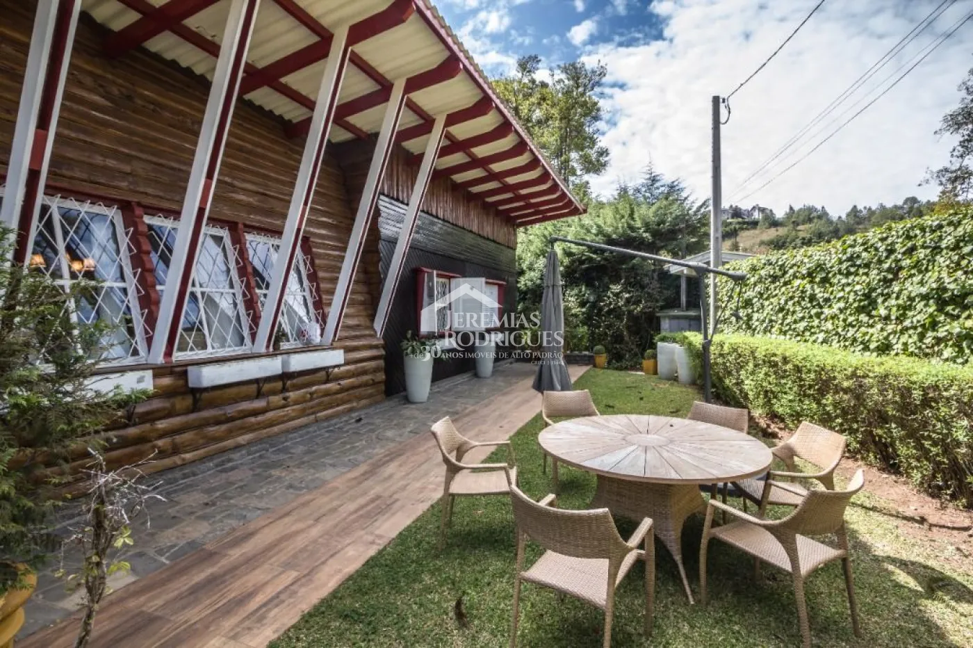 Casa à venda com 5 dormitórios no Jardim Embaixador em Campos do Jordão/SP