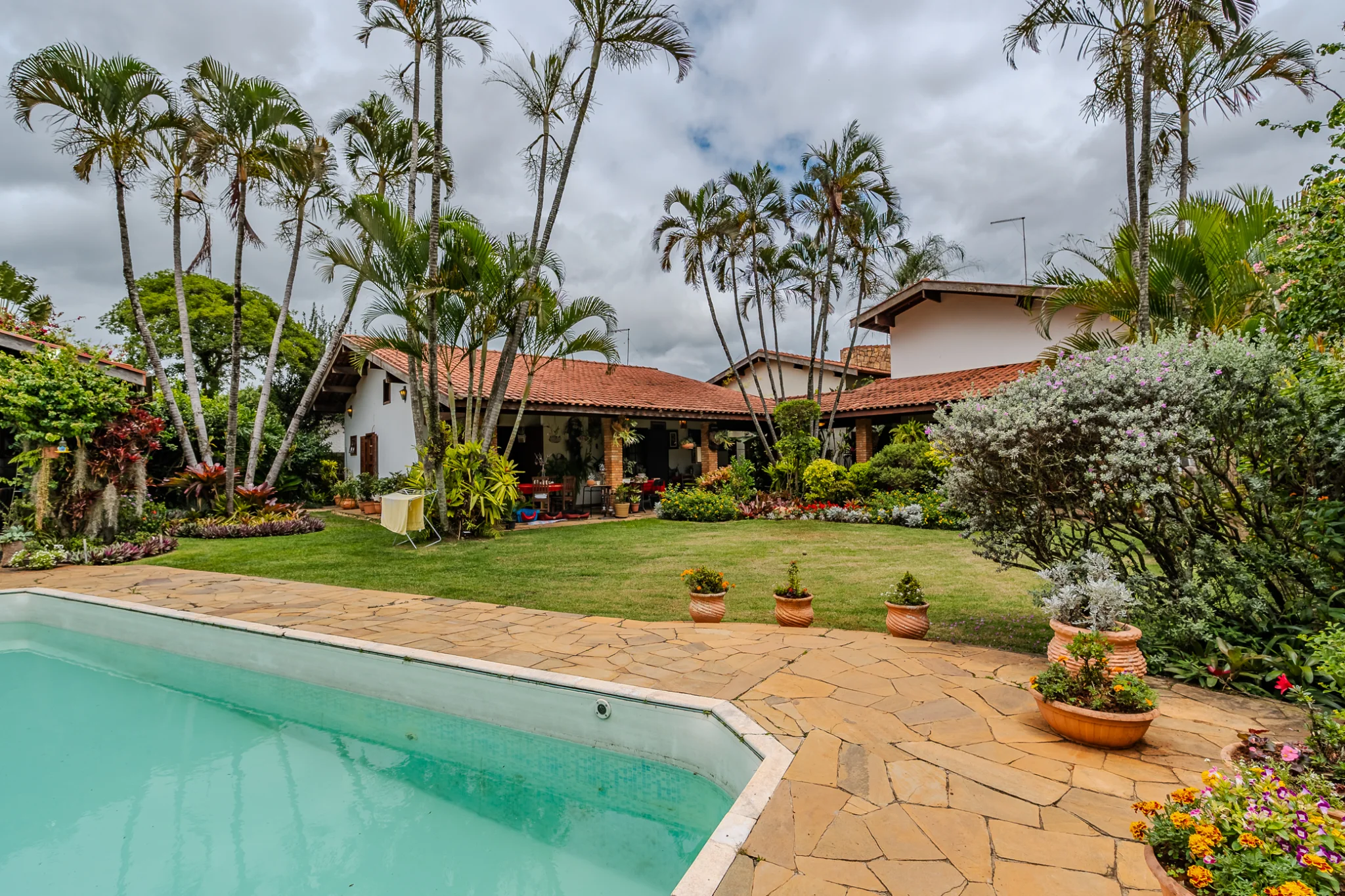 Casa à venda com 4 dormitórios no Condomínio Village Paineiras em Pindamonhangaba/SP. 