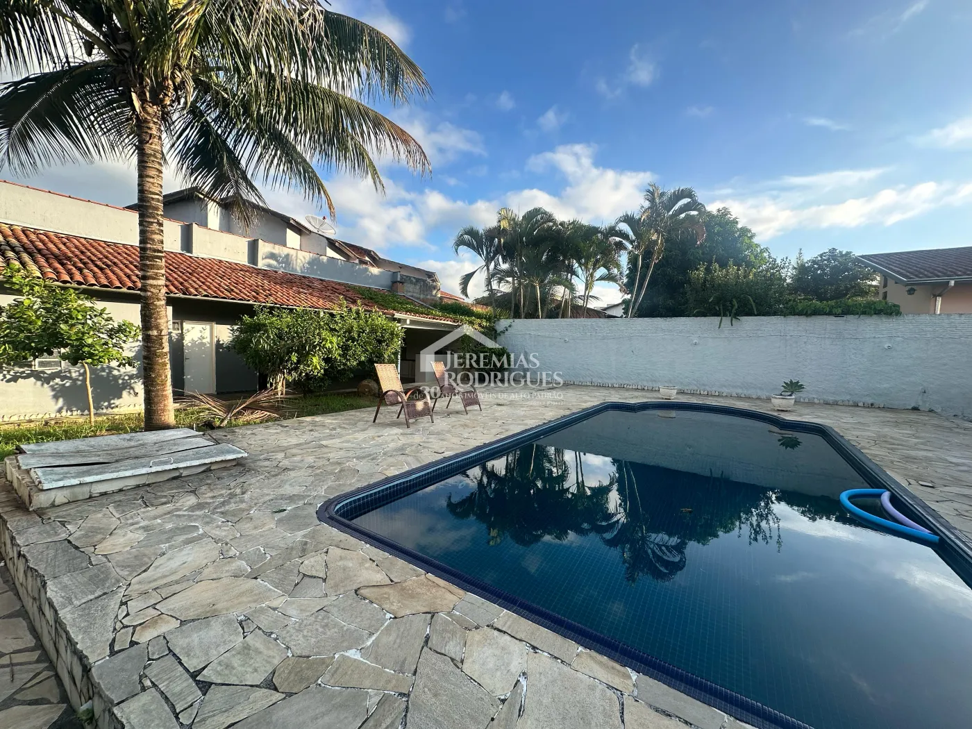 Casa para venda e locação com 3 dormitórios no bairro Jardim Residencial Doutor Lessa em Pindamonhangaba/SP