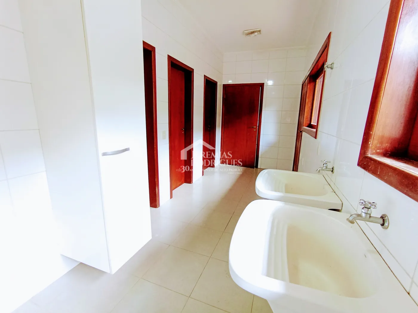 Casa à venda e locação com 4 suítes no Condomínio Colonial Village I em Pindamonhangaba/SP.