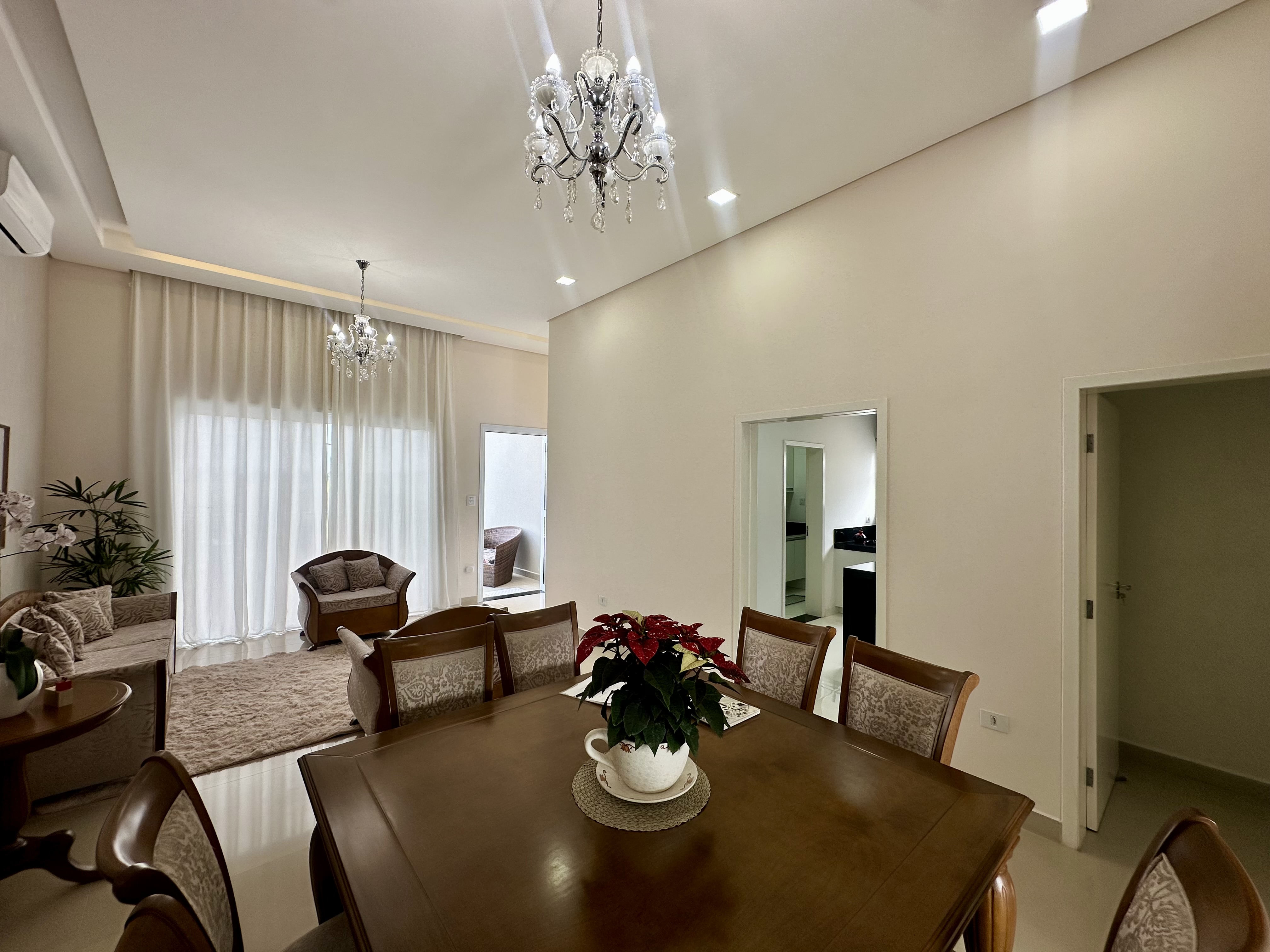 Casa para venda e locação com 3 suítes no Condomínio Reserva dos Lagos em Pindamonhangaba/SP.