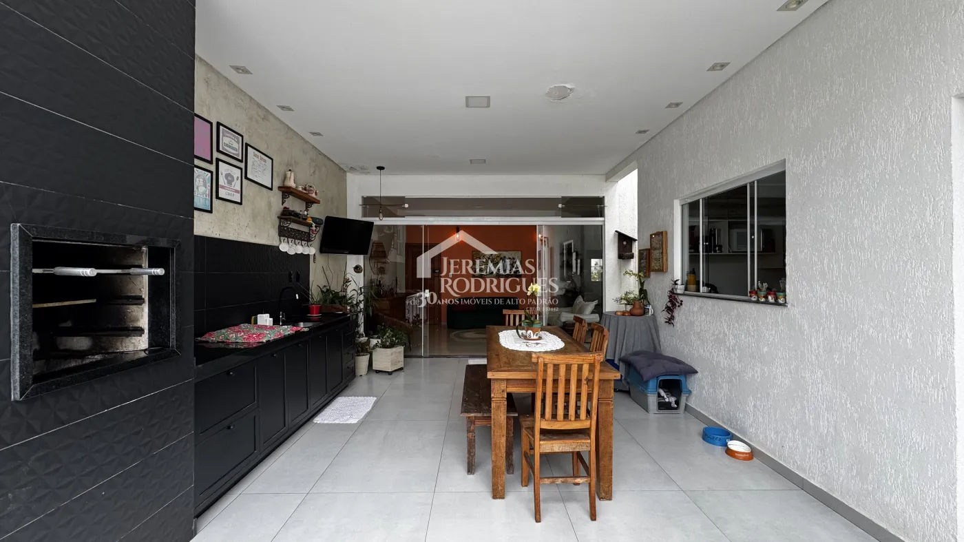 Casa à venda com 4 dormitórios no Condomínio Village do Sol em Pindamonhangaba/SP.