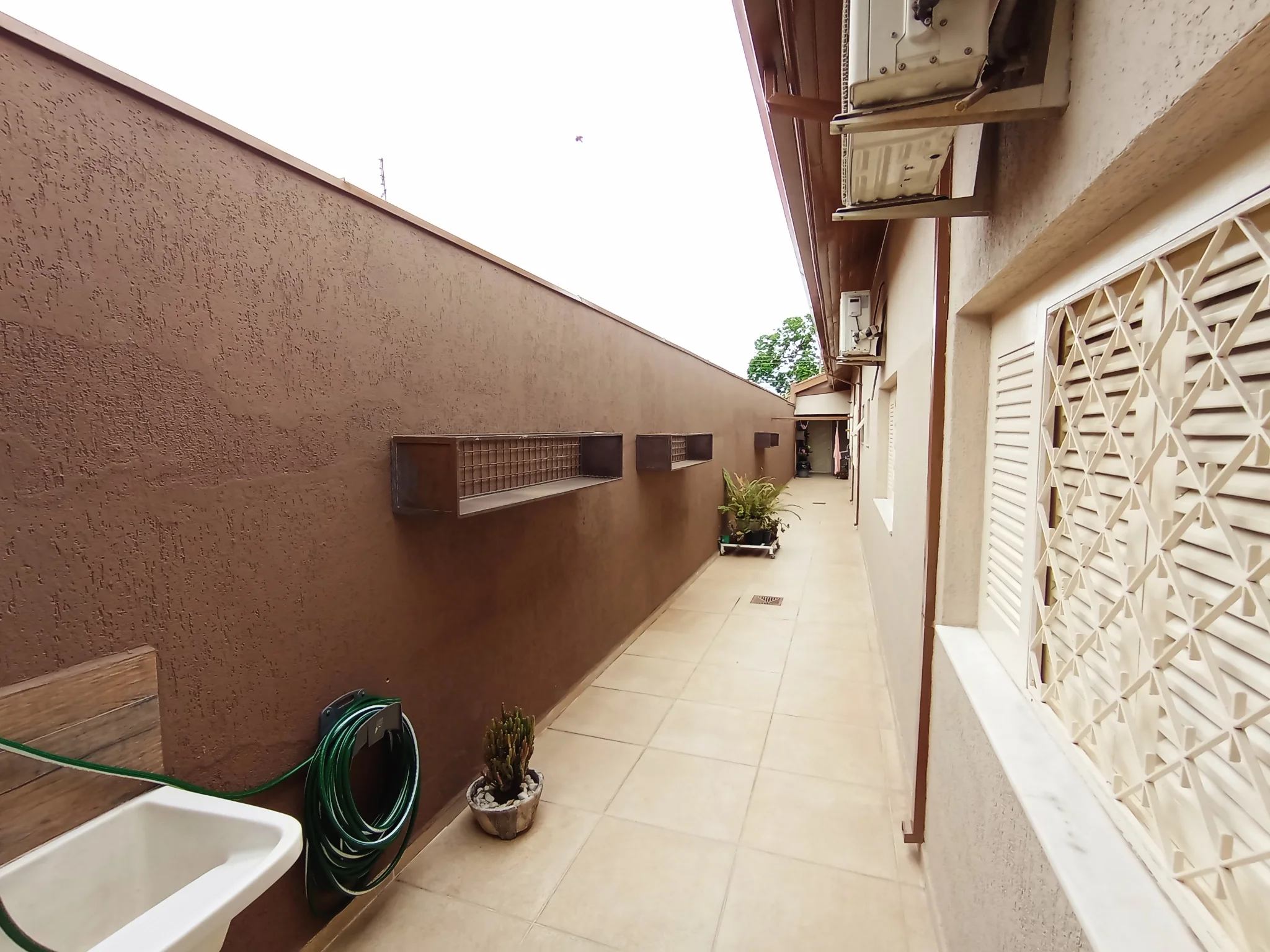 Casa à venda com 4 dormitórios no Residencial Doutor Lessa em Pindamonhangaba/SP. 