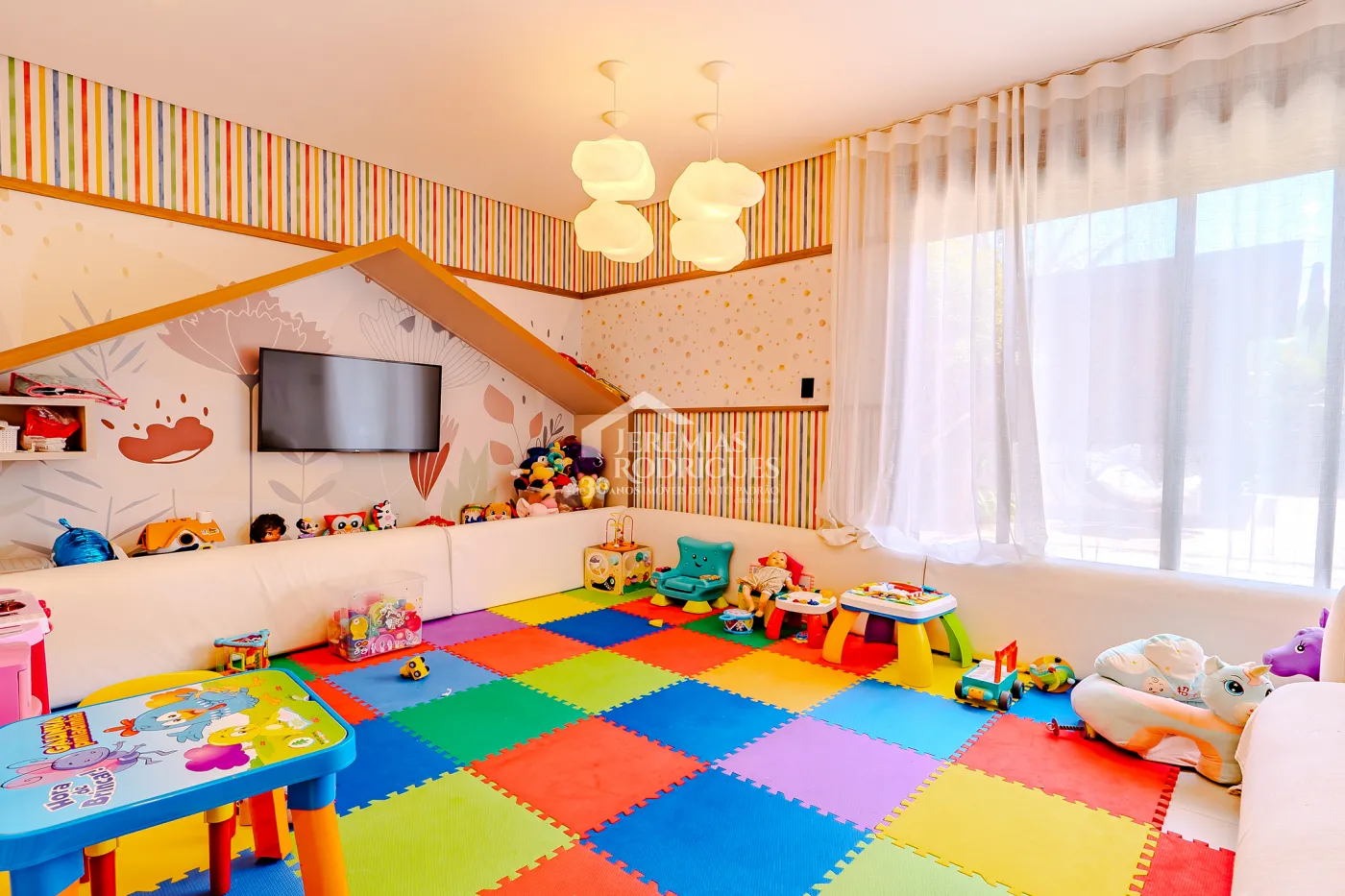 Casa à venda com 4 suítes no Condomínio Taubaté Village em Taubaté/SP.