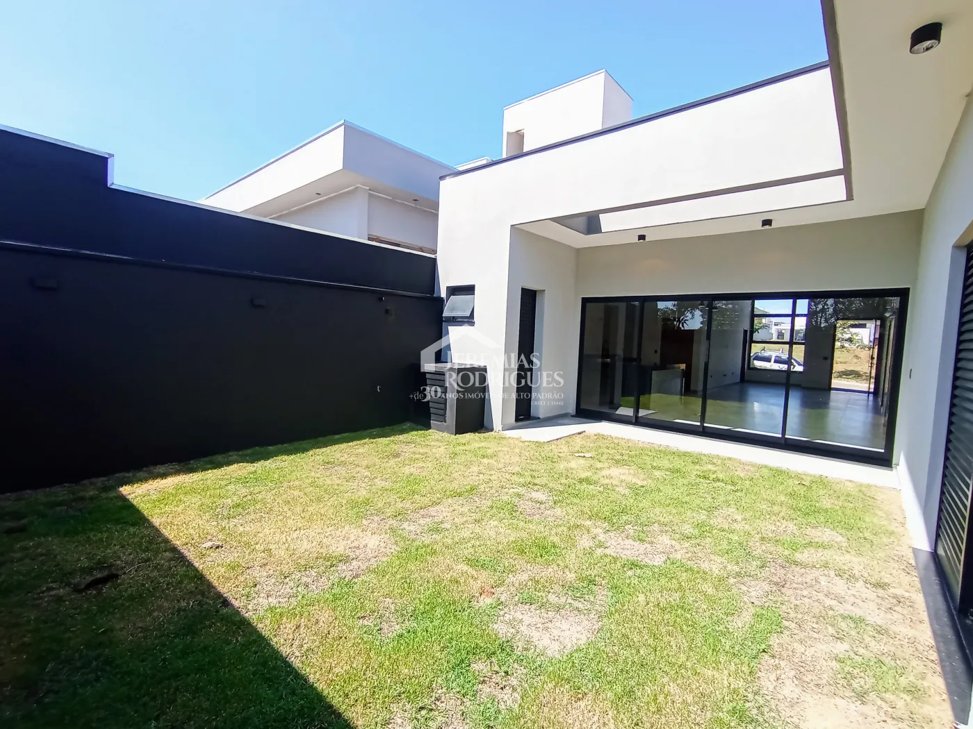 Casa à venda com 3 suítes no Condomínio Quinta das Palmeiras em Taubaté/SP.