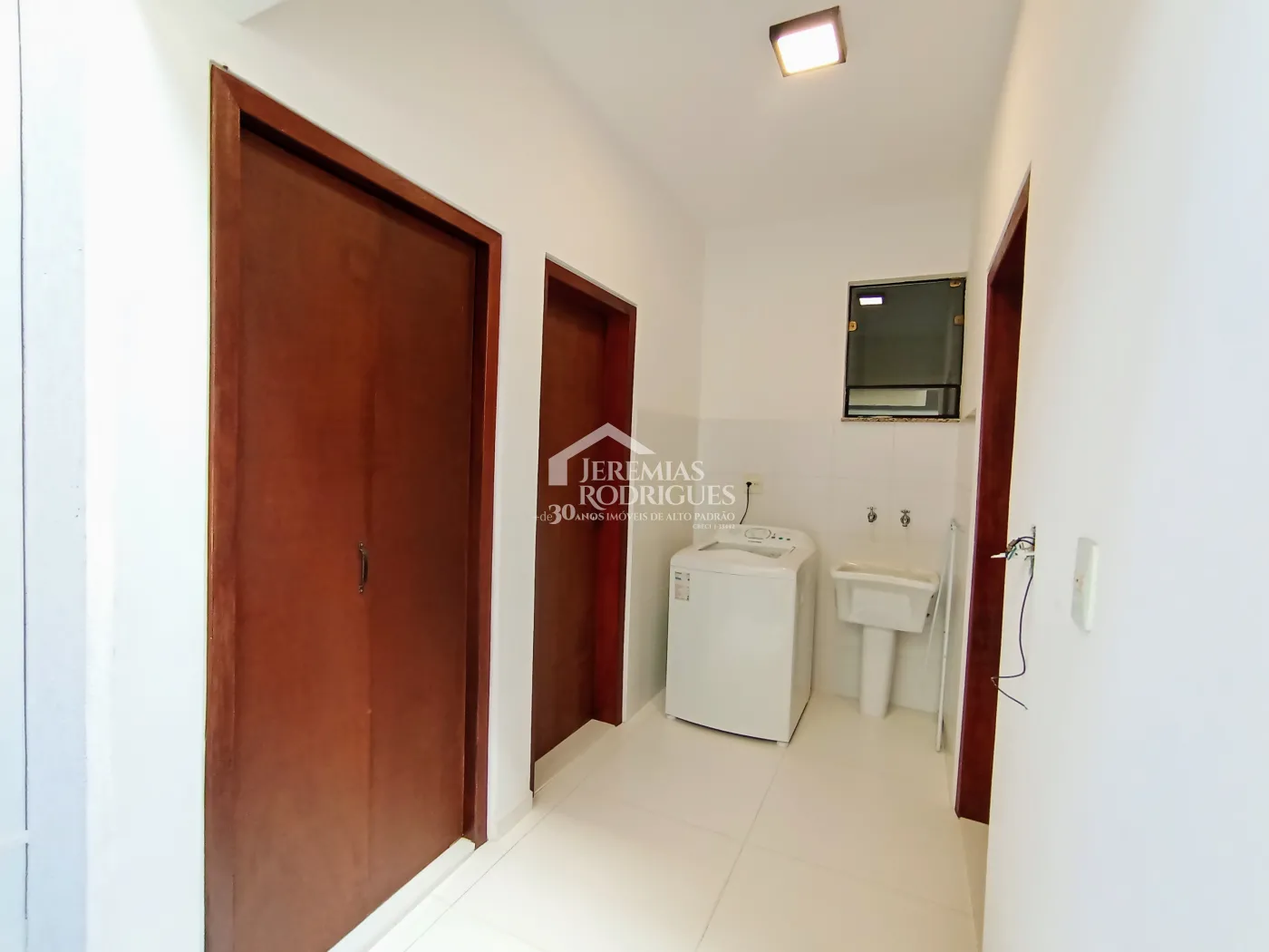Casa à venda com 3 dormitórios no Condomínio Campos do Conde I em Tremembé/SP.