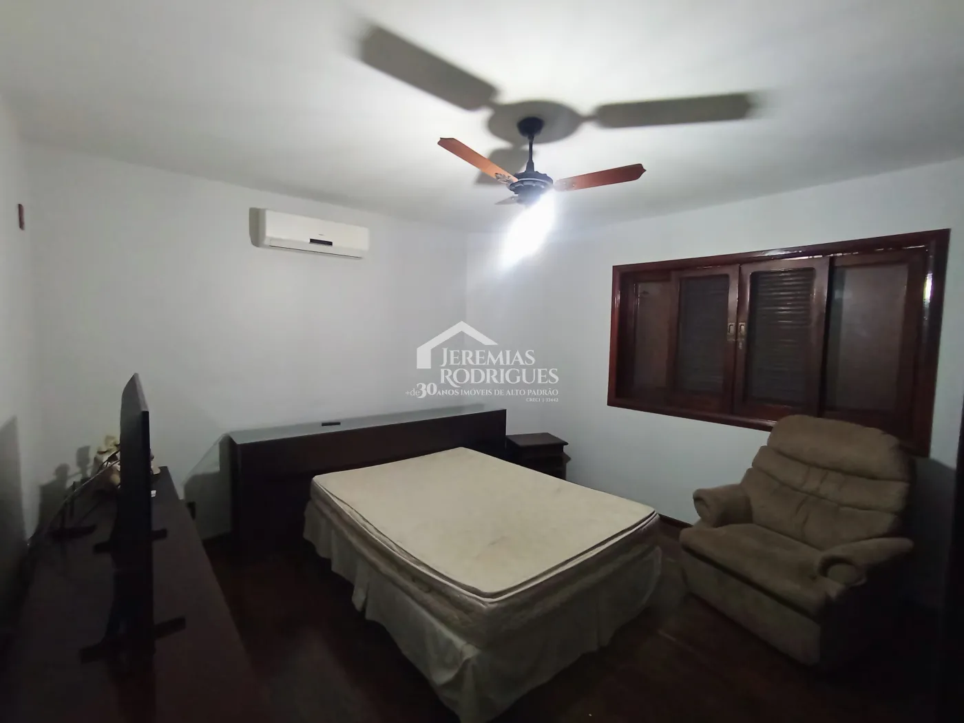 Casa à venda com 4 dormitórios no Condomínio Village Paineiras em Pindamonhangaba/SP.