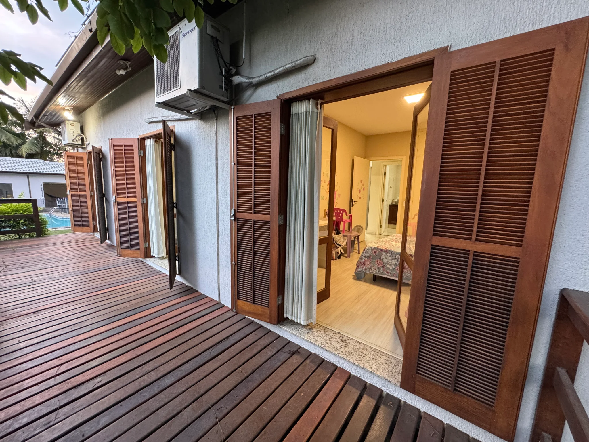 Casa à venda com 5 dormitórios no Condomínio Villlage Paineiras em Pindamonhangaba/SP. 