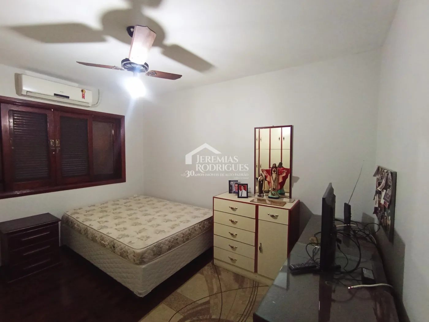 Casa à venda com 4 dormitórios no Condomínio Village Paineiras em Pindamonhangaba/SP.