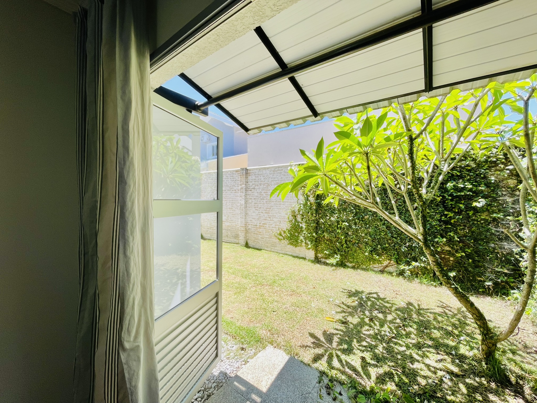 Casa à venda com 3 suítes no Condomínio Campos do Conde II em Tremembé/SP.