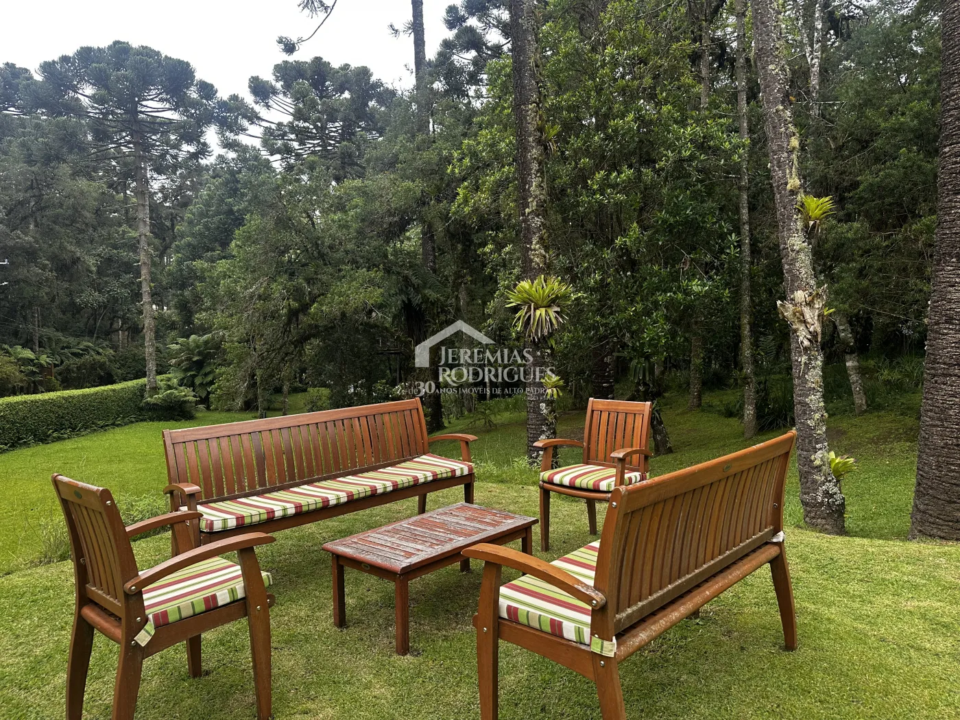 Casa à venda no Condomínio Vila Simonsen em Campos do Jordão/SP