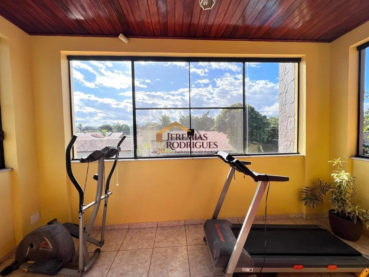 Casa à venda no bairro Jardim Residencial Doutor Lessa em Pindamonhangaba/SP.