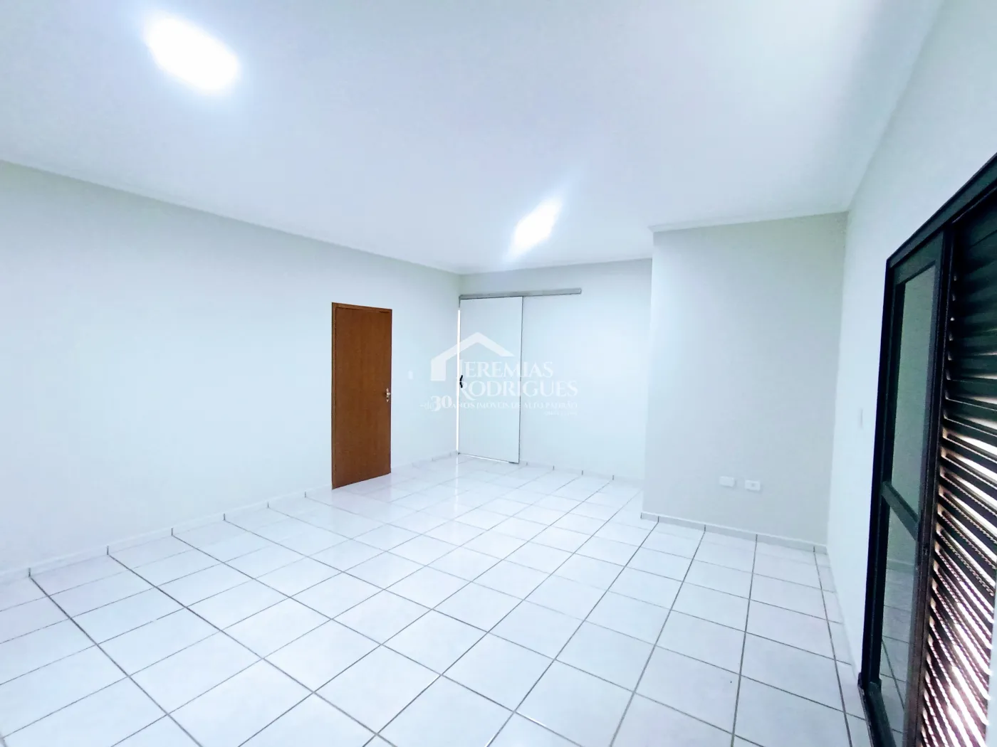 Casa para venda e locação com 4 dormitórios no Condomínio Campos do Conde I em Tremembé/SP