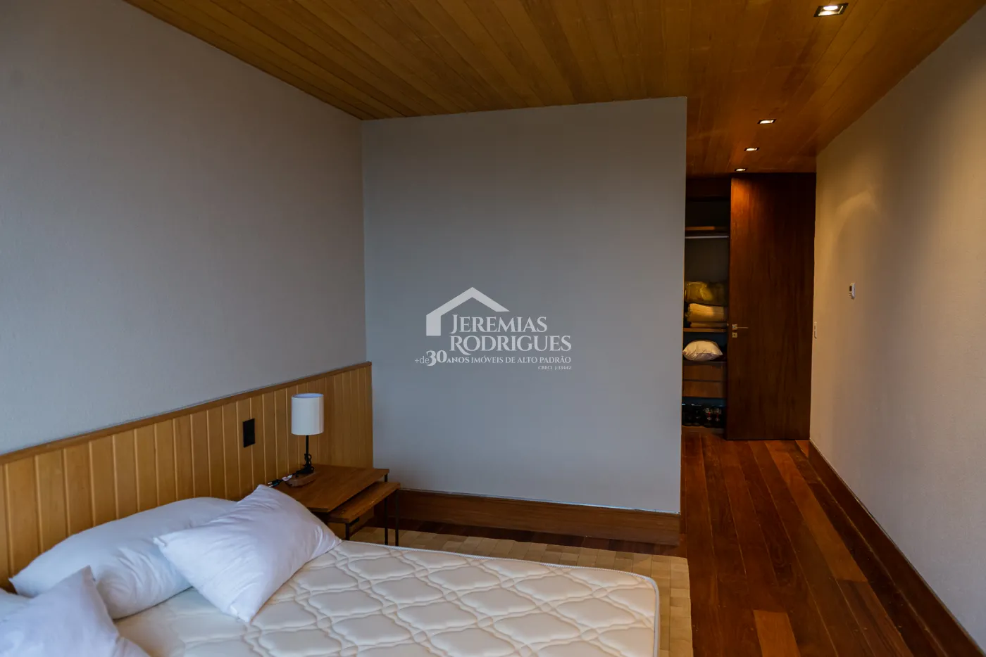 Casa com 5 quartos, 560 m²- Colinas Capivari - Campos do Jordão/SP