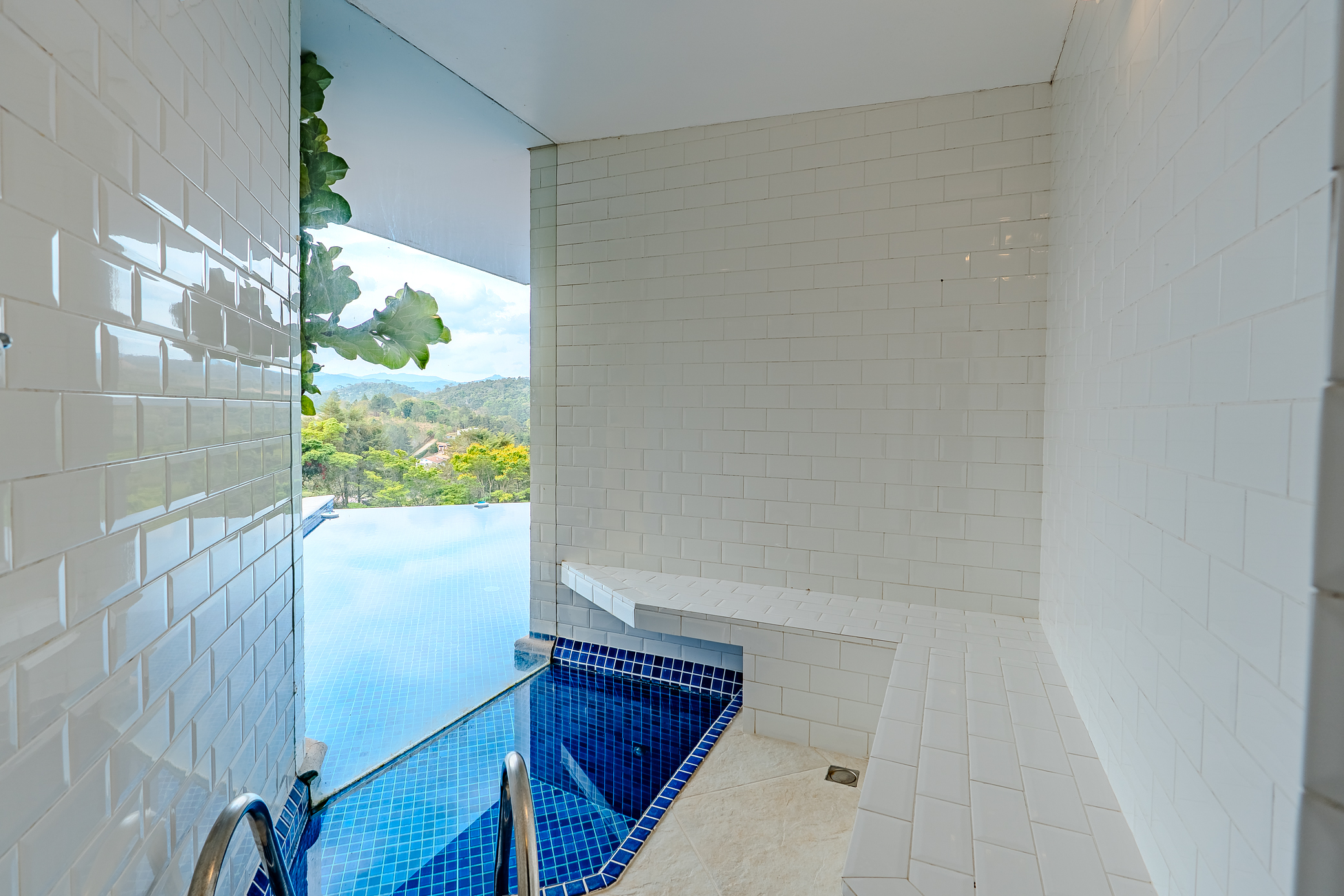 Casa à venda com com 5 suítes no Condomínio Country Club em Santo Antônio do Pinhal/SP. 