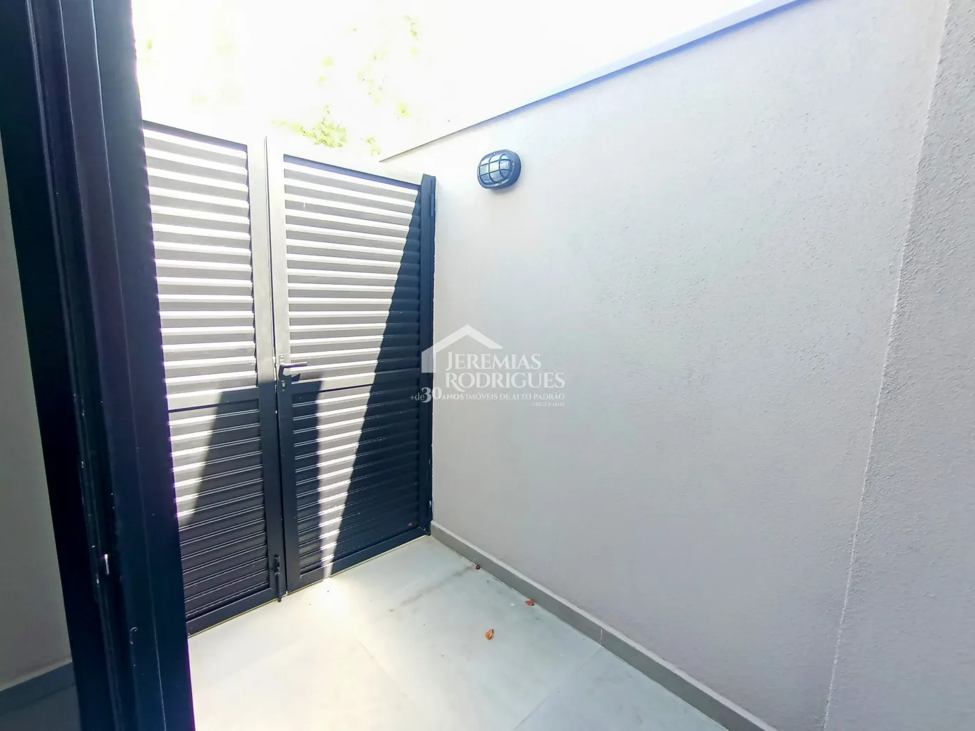 Casa à venda com 3 suítes no Condomínio Campos do Conde II em Tremembé/SP.