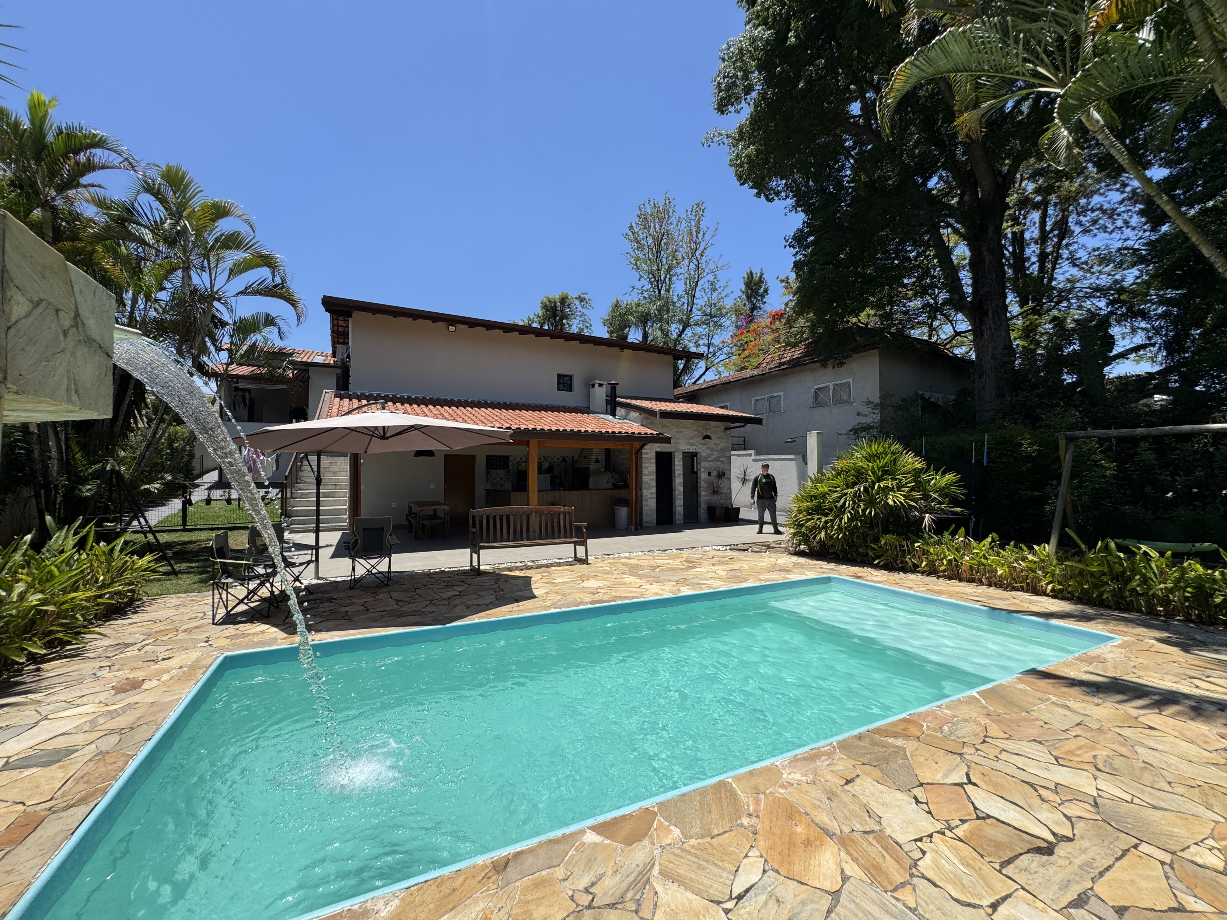 Casa à venda com 4 dormitórios no Condomínio Village Paineiras em Pindamonhangaba/SP.