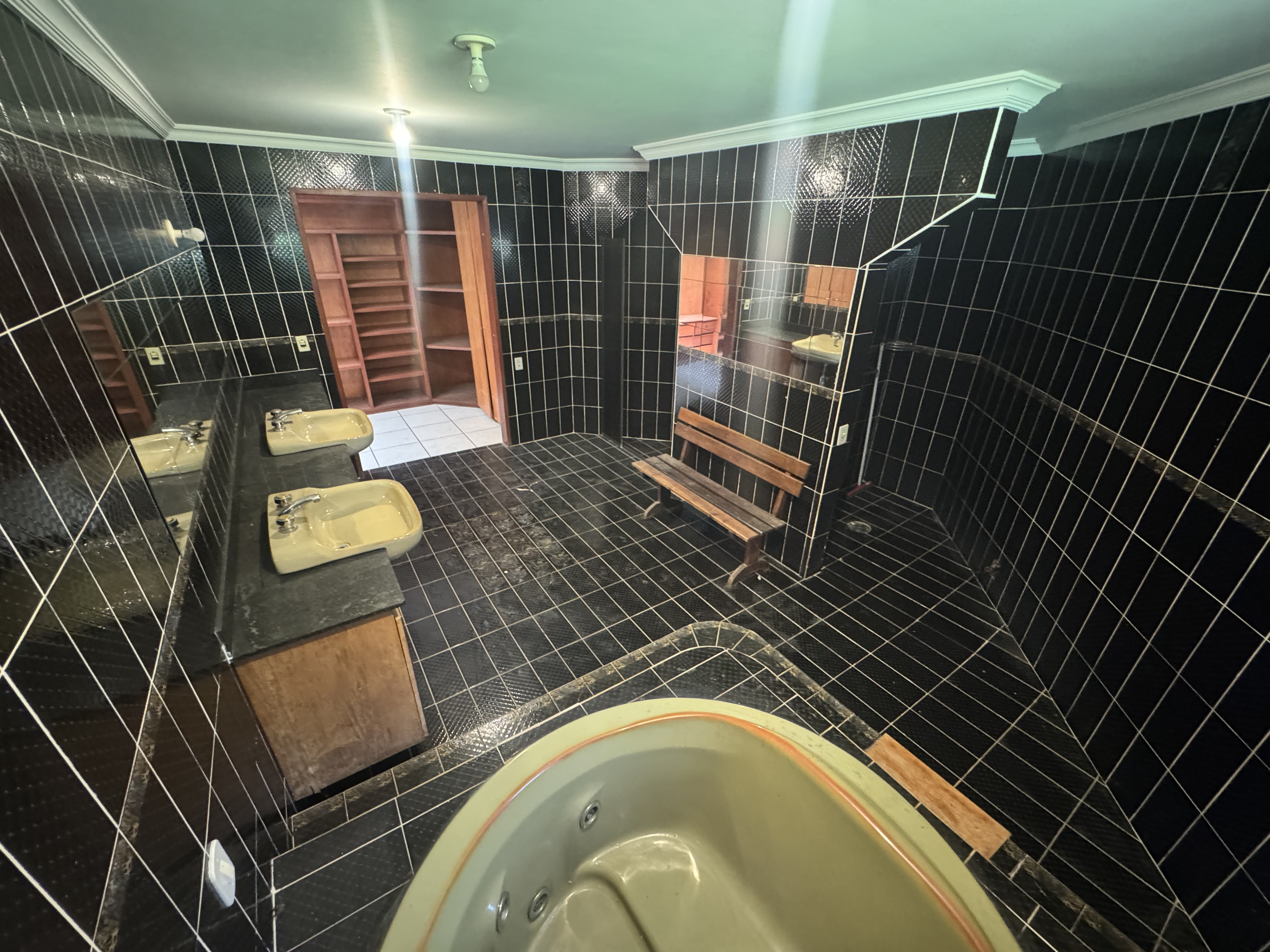 Casa à venda com 5 dormitórios no Condomínio Village Paineiras em Pindamonhangaba/SP.