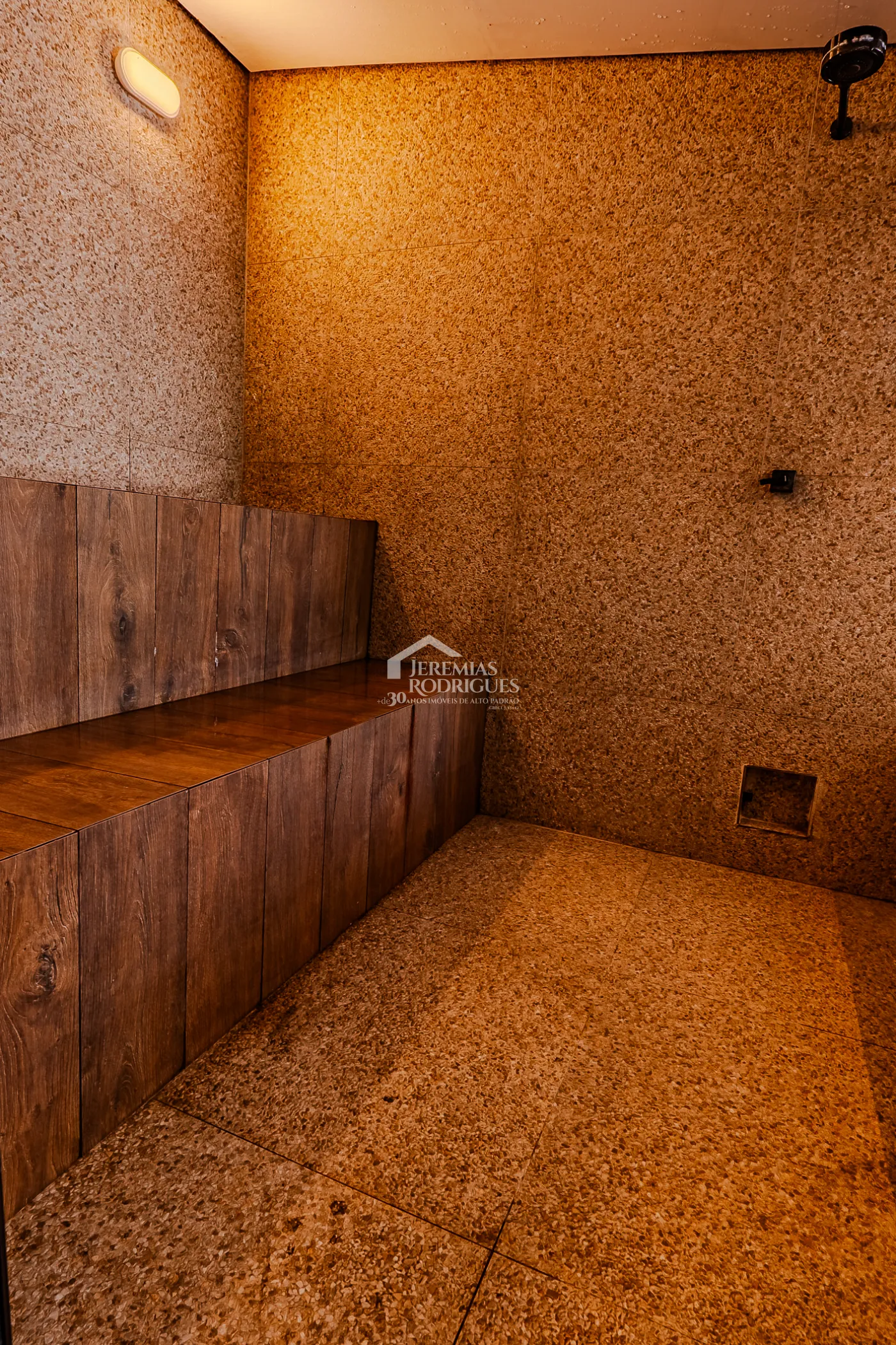 Casa à venda com 4 suítes no Condomínio Taubaté Village em Taubaté/SP.