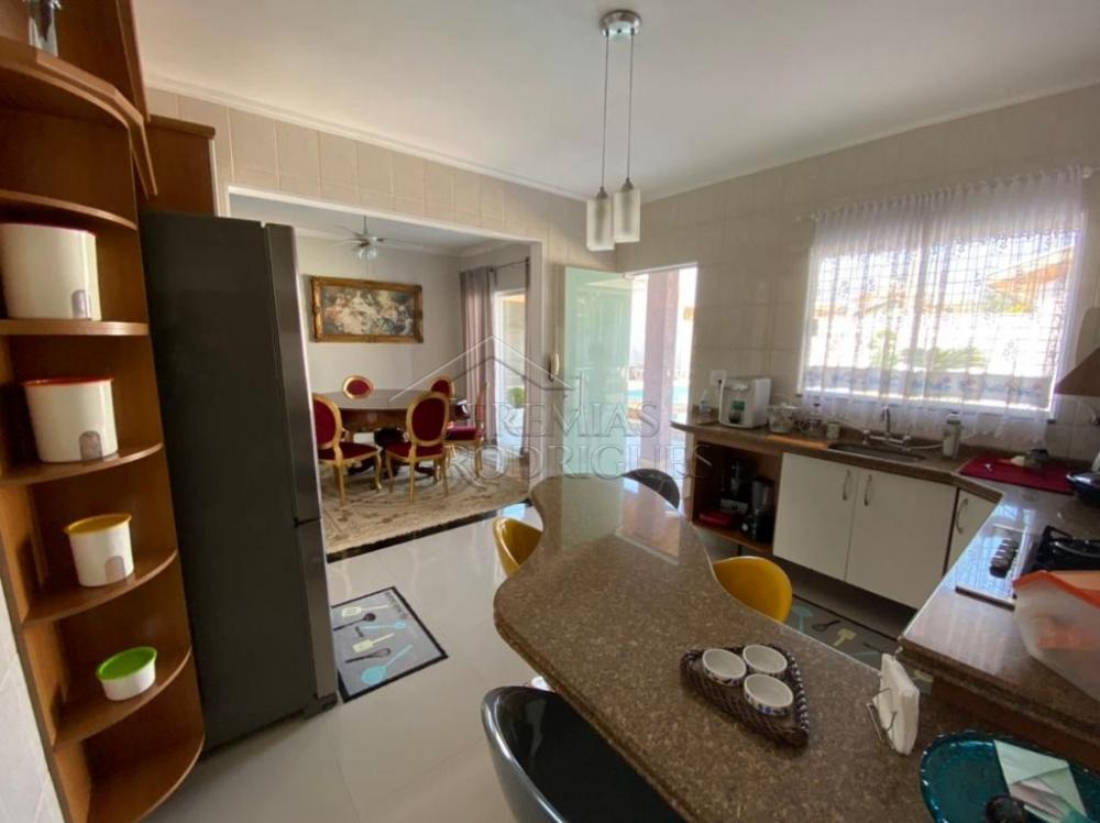 Casa à venda com 2 suítes no bairro do Bonfim em Taubaté/SP.
