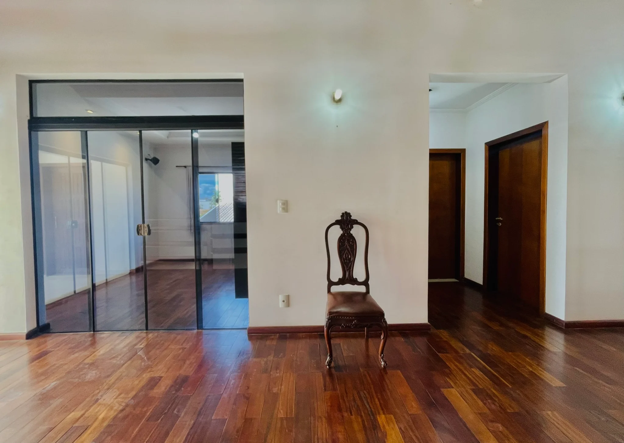 Casa à venda com 4 dormitórios no Condomínio Real Ville em Pindamonhangaba/SP. 