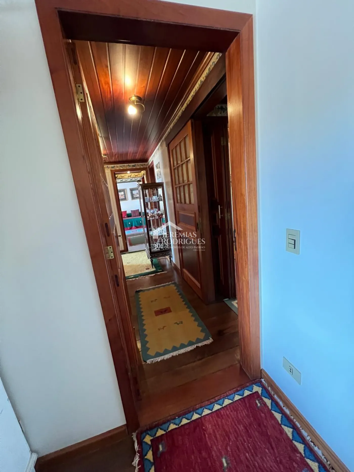 Apartamento à venda com 4 dormitórios, 324m² no Condomínio Le Bourg Saint Maurice em Campos do Jordão/SP.