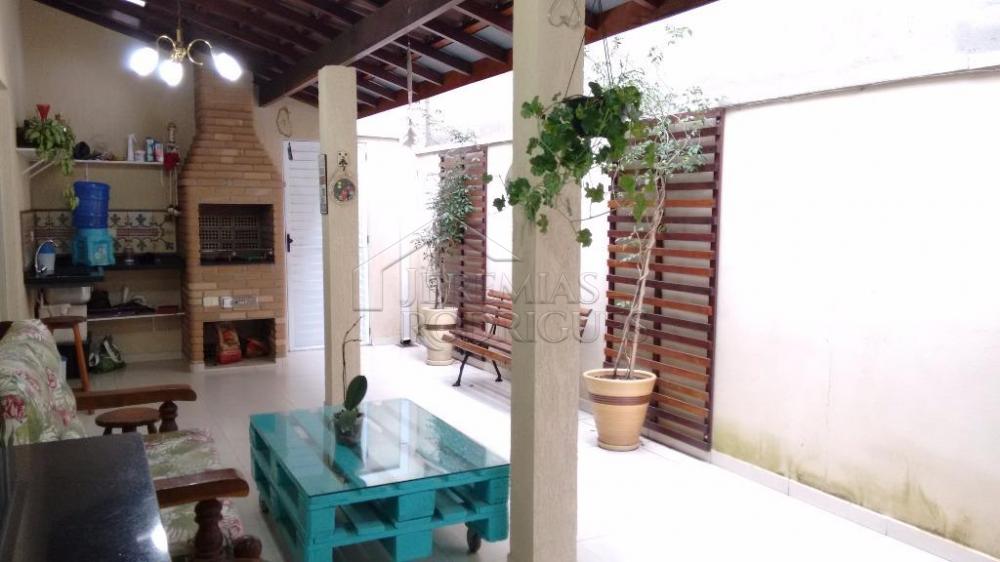 Casa à venda com 3 dormitórios no Condomínio Campos do Conde II em Tremembé/SP.