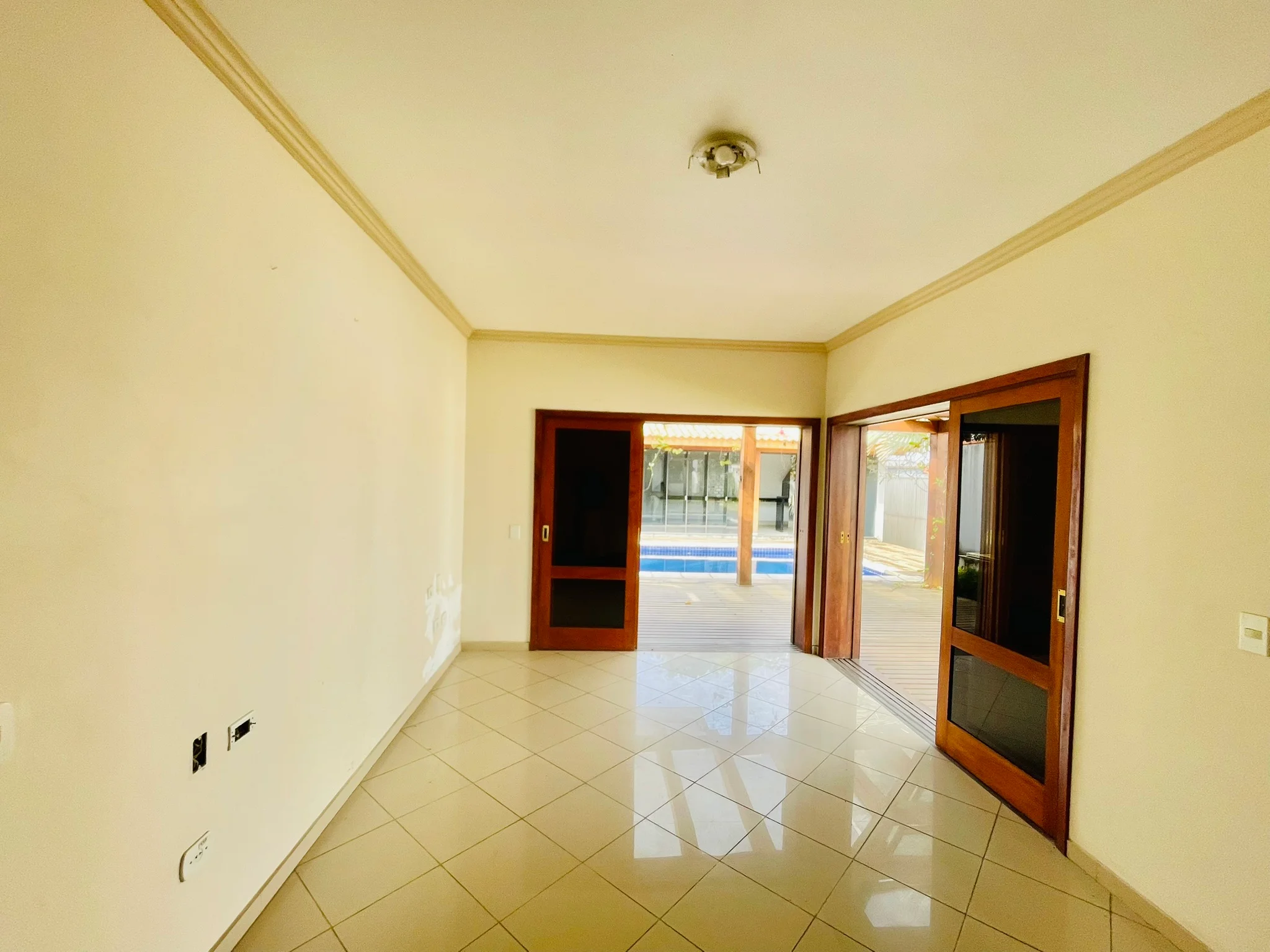 Casa para venda e locação no bairro Lessa em Pindamonhangaba/SP.