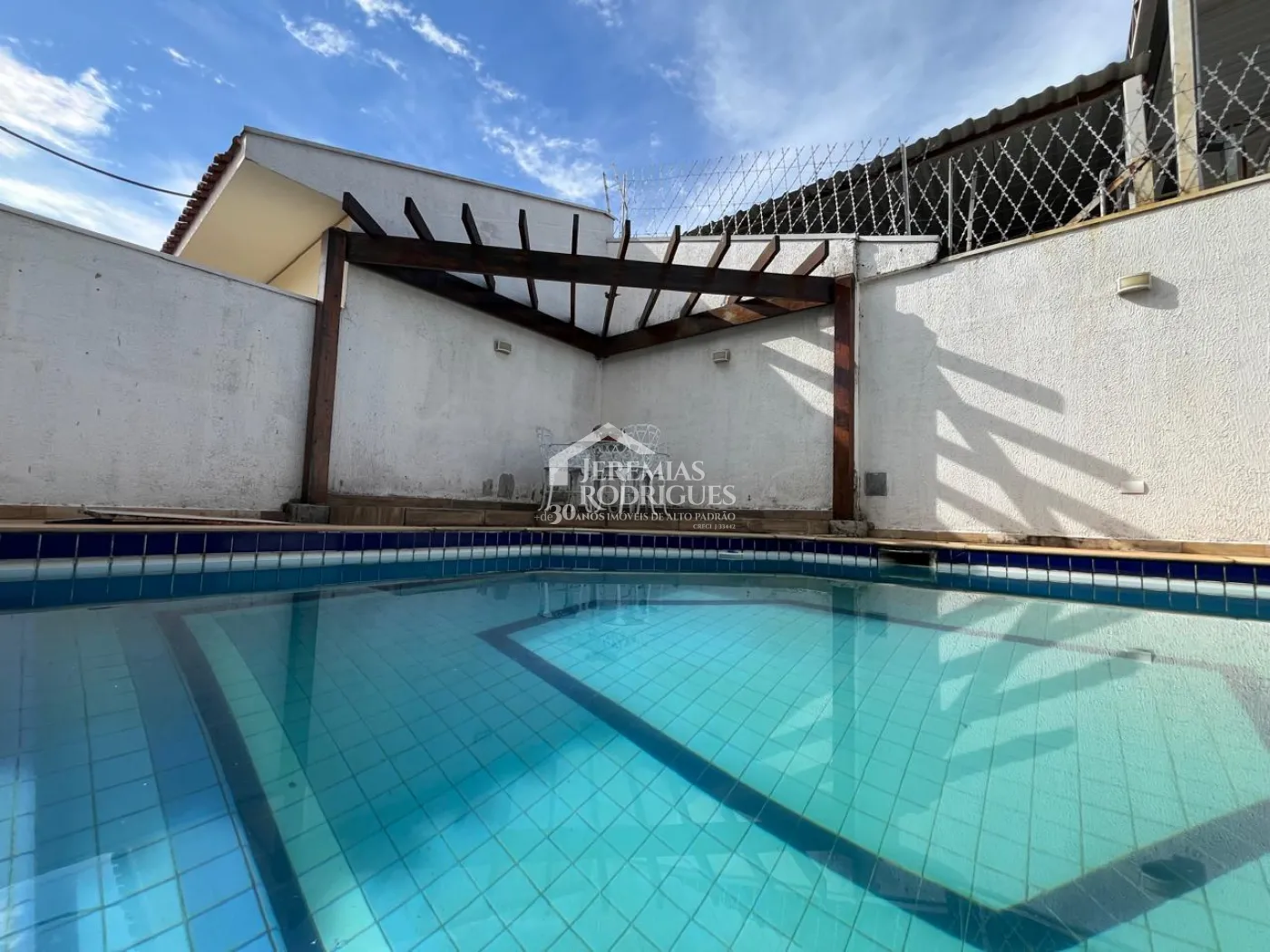 Casa à venda com 4 suítes no Condomínio Taubaté Village em Taubaté/SP.