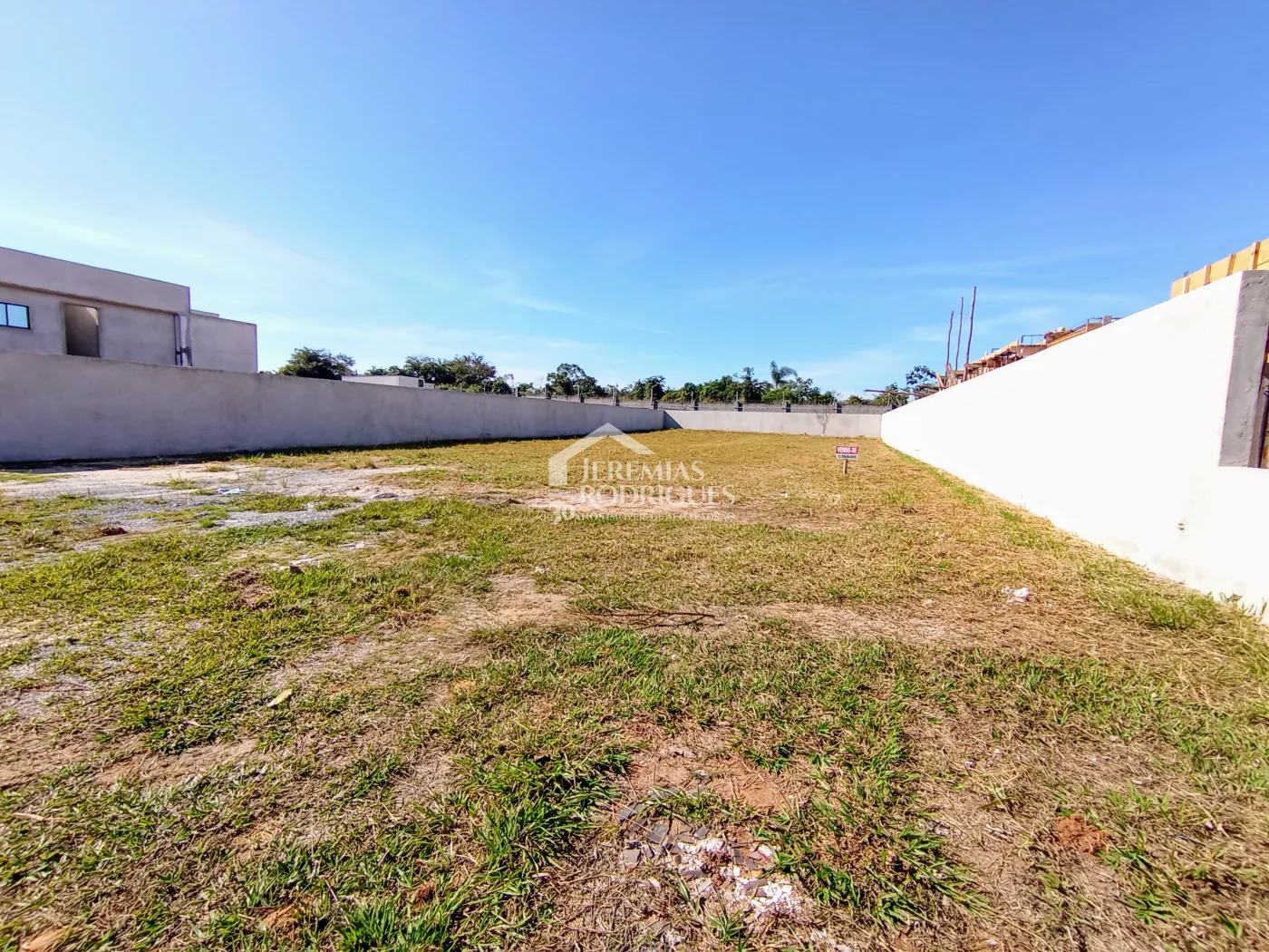 Terreno à venda com 1.044 m² no Condomínio Colonial Village II em Pindamonhangaba/SP.