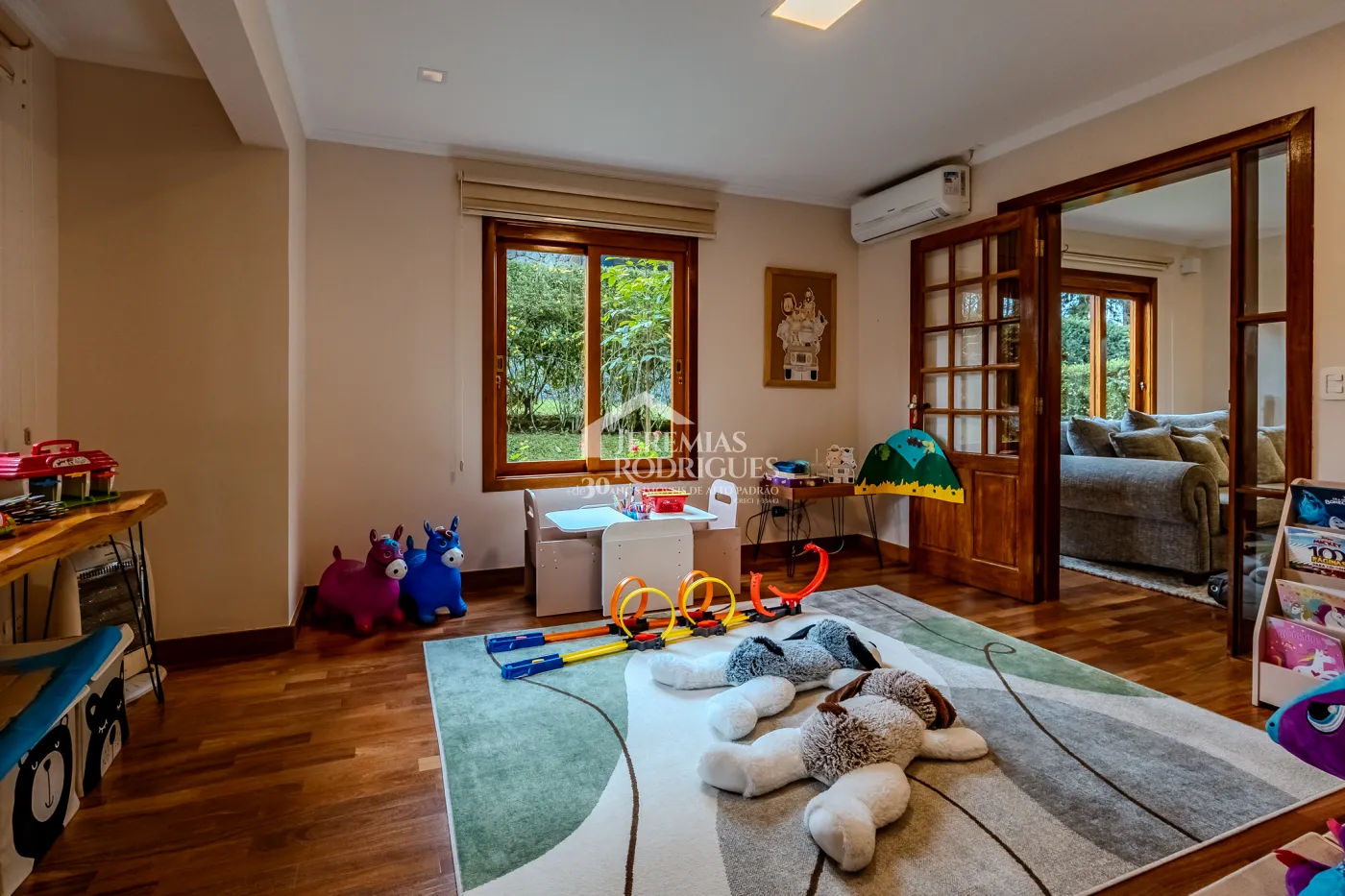 Casa à venda com 3 suítes no Condomínio Reserva Figueiredo em Campos do Jordão/SP.