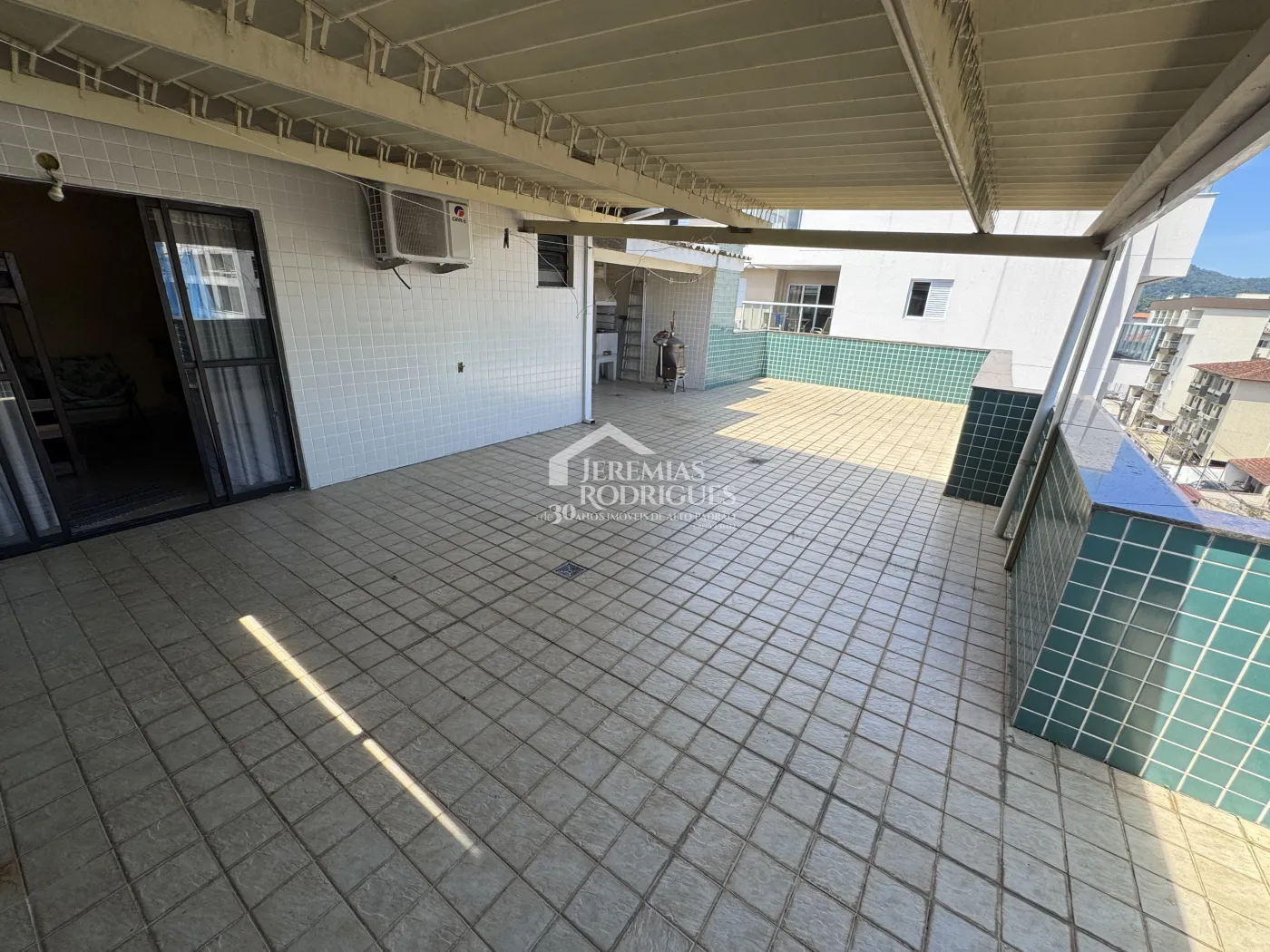 Apartamento à venda com 3 dormitórios, 239 m² no Edifício Pontal da Roca em Ubatuba/SP.