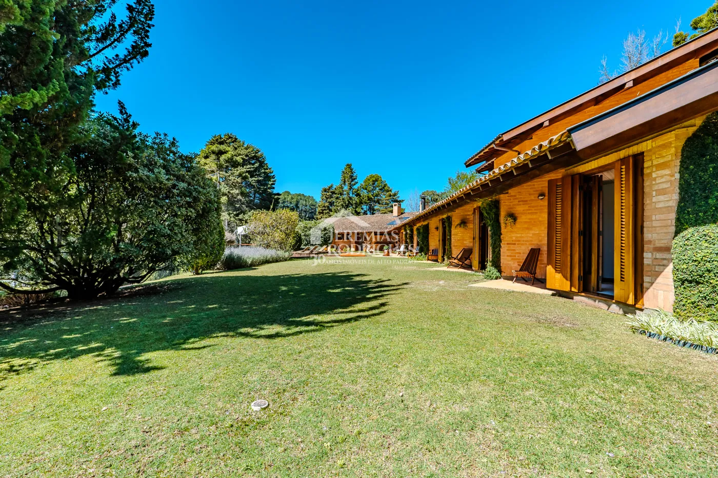 Mansão à venda com 7 suítes no Condomínio Vila Simonsen em Campos do Jordão/SP.