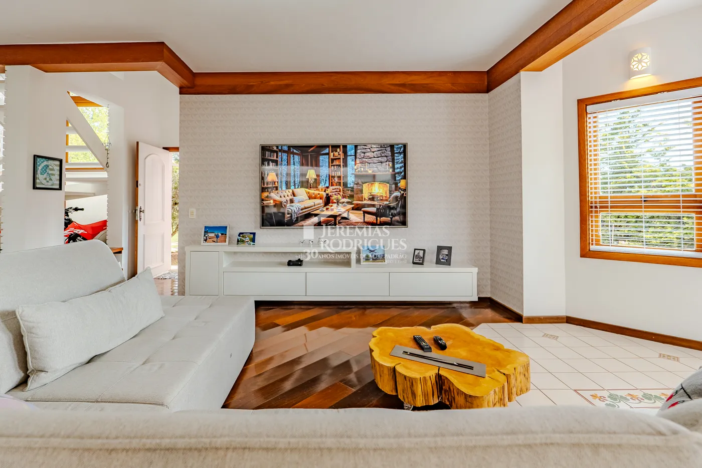 Casa assobradada à venda com 3 dormitórios no Condomínio Aldeia Austríaca em Campos do Jordão/SP.