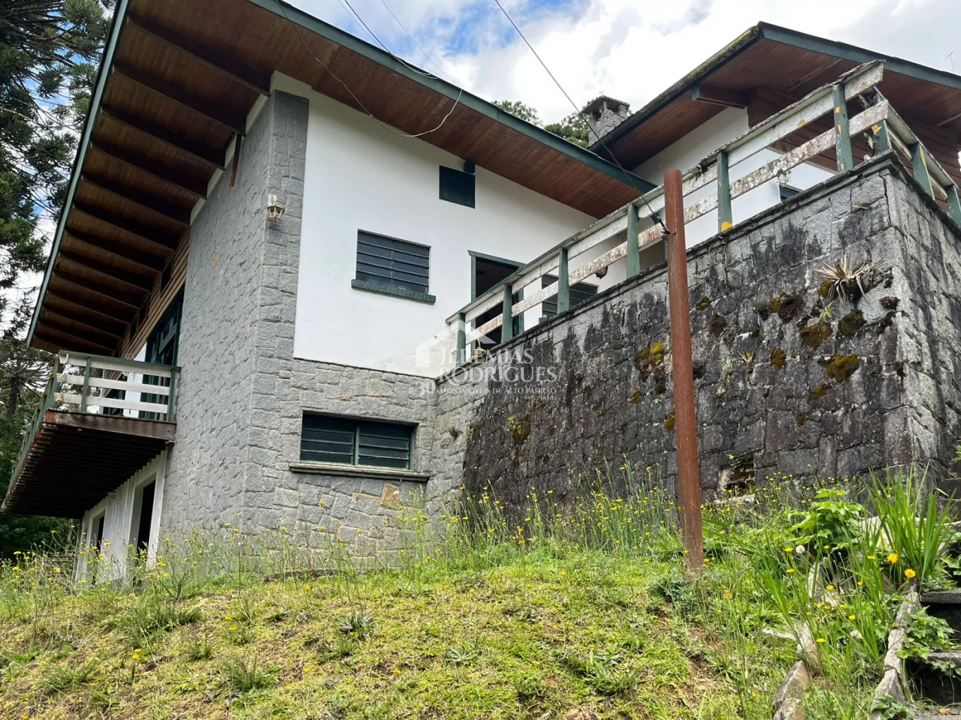 Casa para venda com 3 dormitórios no Jardim do Embaixador em Campos do Jordão/SP