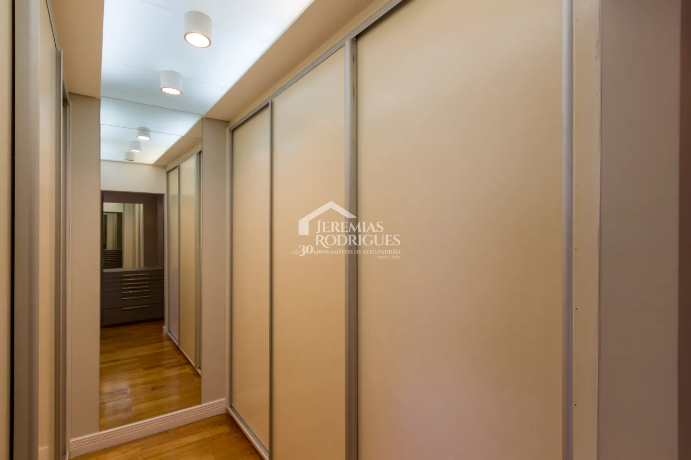 Apartamento à venda com 3 suítes, 274 m² no Edifício Milão em Taubaté/SP.