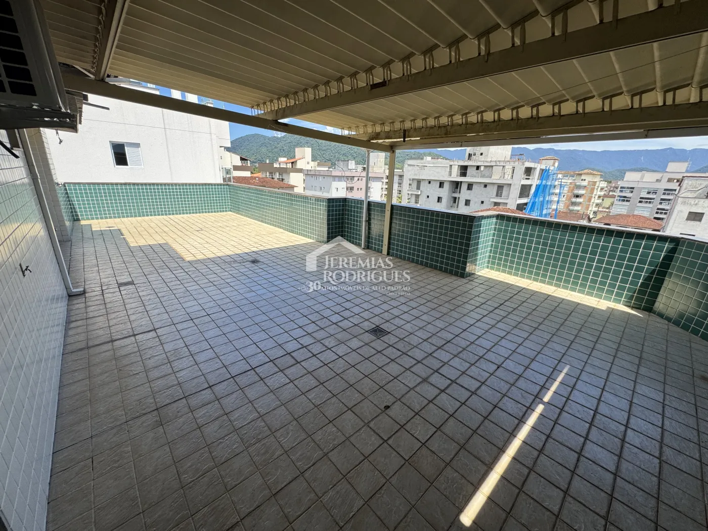 Apartamento à venda com 3 dormitórios, 239 m² no Edifício Pontal da Roca em Ubatuba/SP.