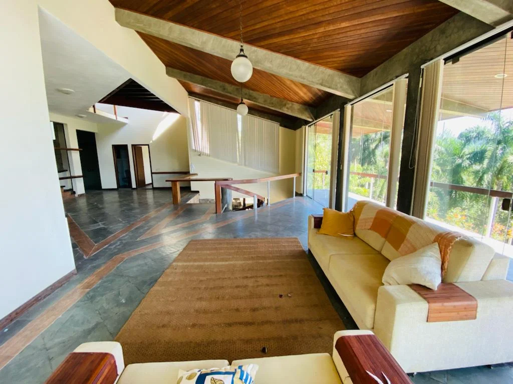 Casa à venda com 5 dormitórios no Condomínio Ponta das Toninhas em Ubatuba/SP. 