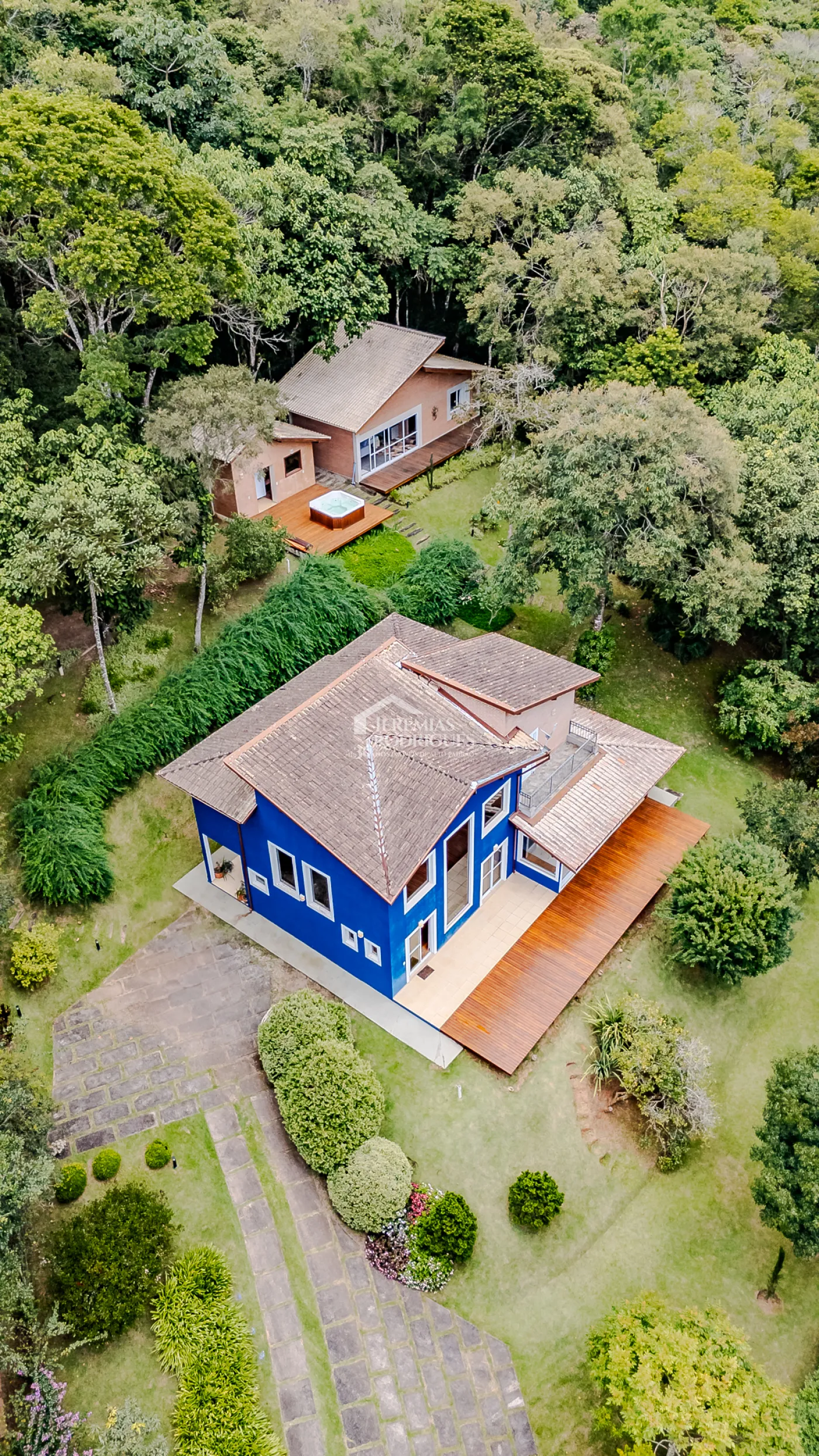 Casa assobradada à venda com 3 dormitórios no Condomínio Parque da Mantiqueira em Santo Antônio do Pinhal/SP.