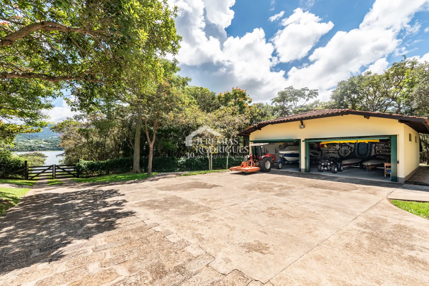 Sitio com 9 suítes, 2.600 m² - Piracaia/SP.