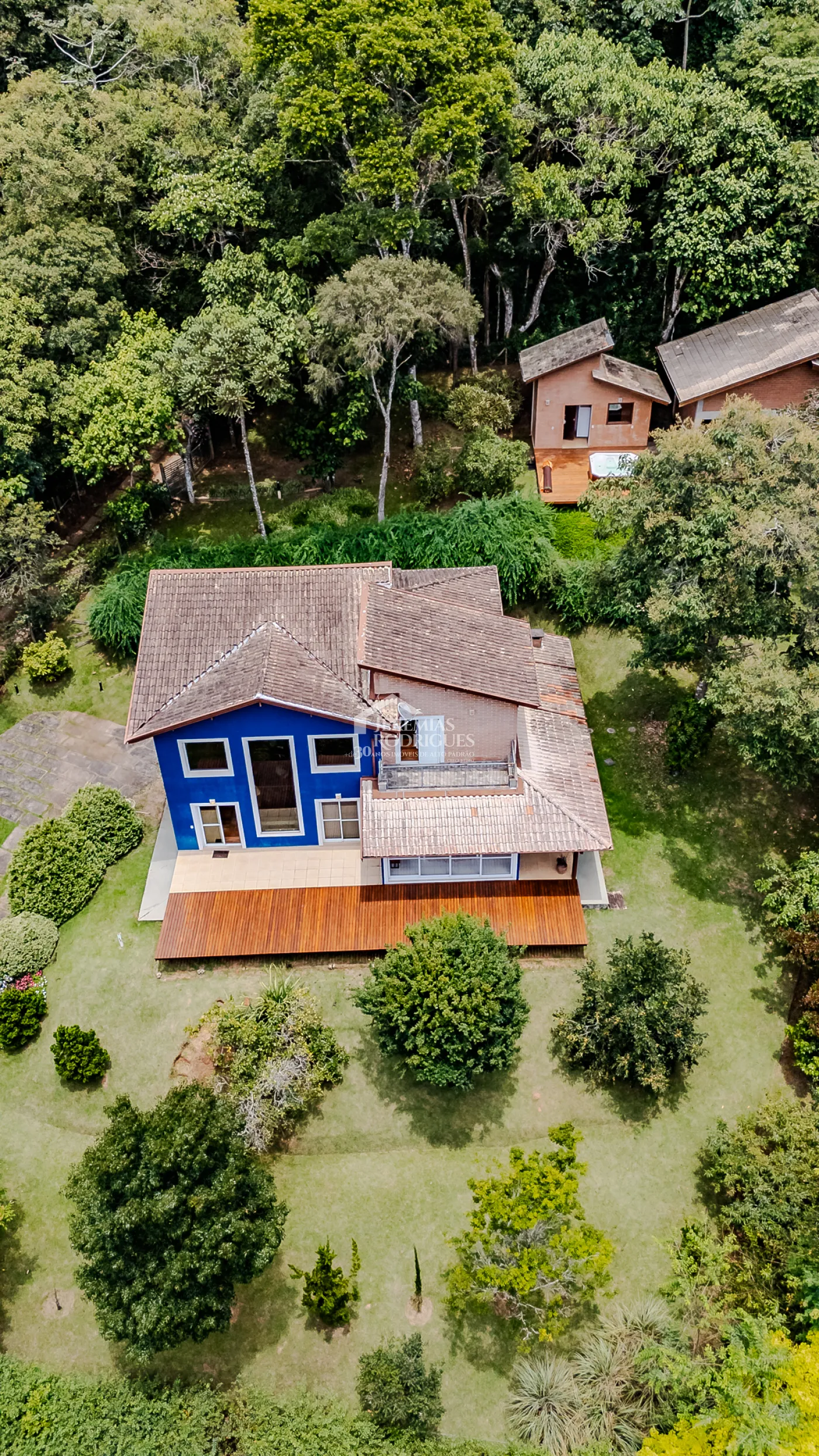Casa assobradada à venda com 3 dormitórios no Condomínio Parque da Mantiqueira em Santo Antônio do Pinhal/SP.