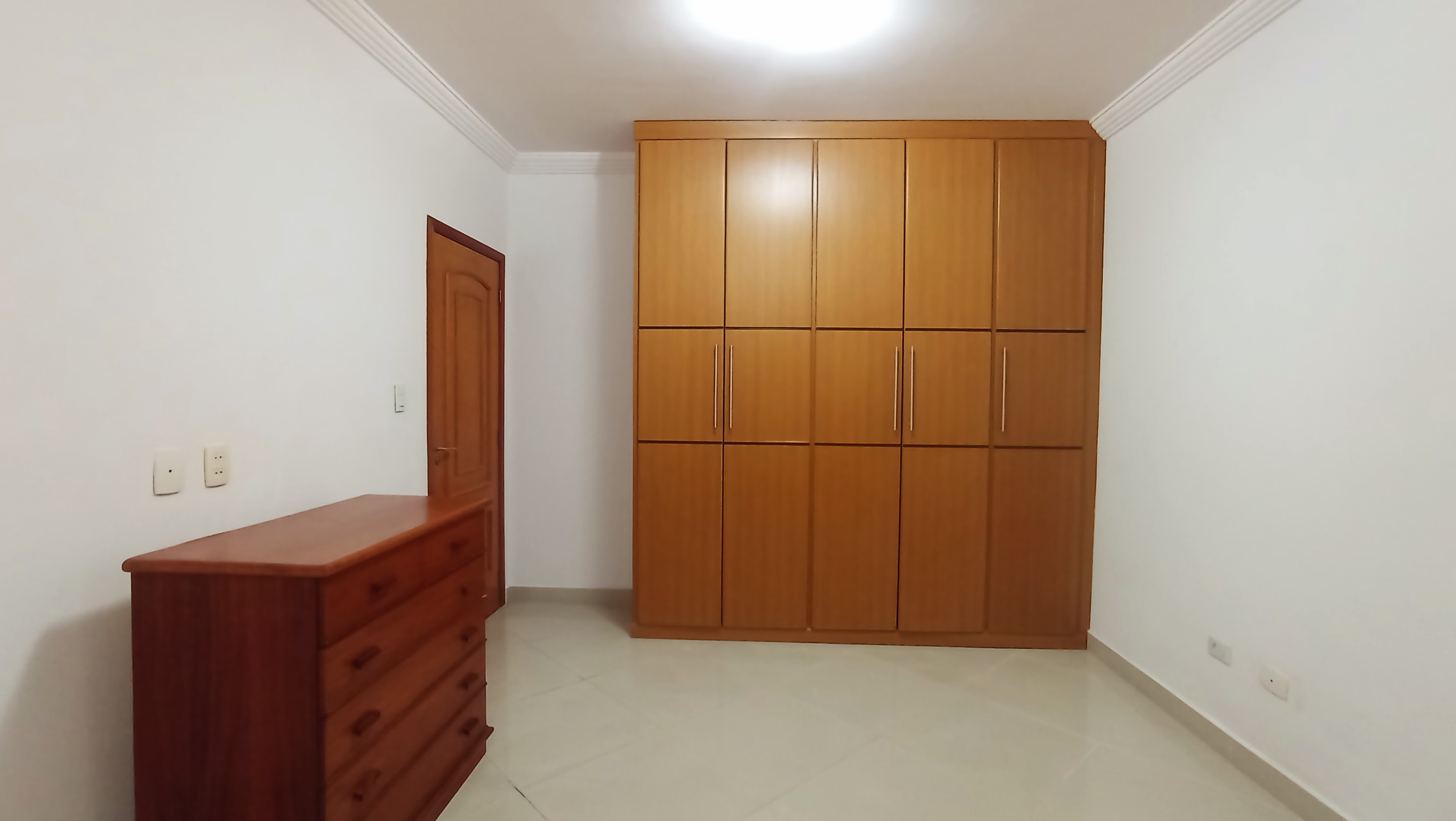 Casa à venda com 3 dormitórios no Condomínio Taubaté Village em Taubaté/SP.