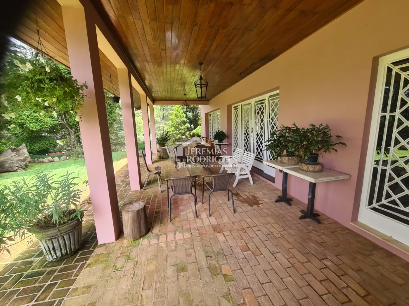 Casa à venda com 4 suítes no bairro Descansópolis em Campos do Jordão/SP.