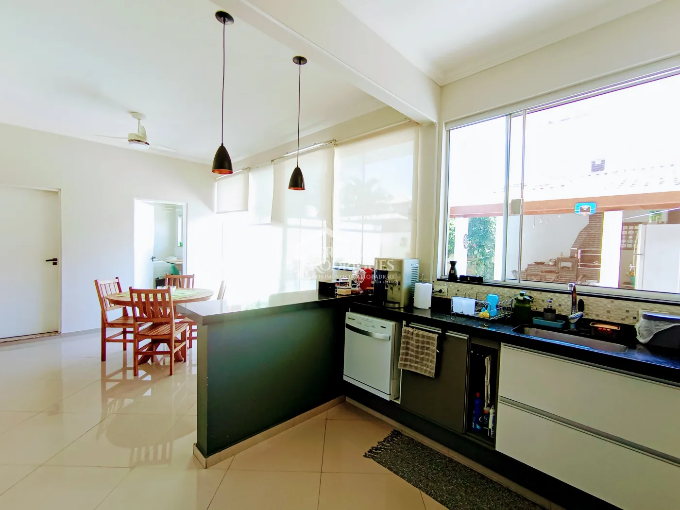 Casa à venda com 3 suítes no Condomínio Reserva dos Lagos em Pindamonhangaba/SP.