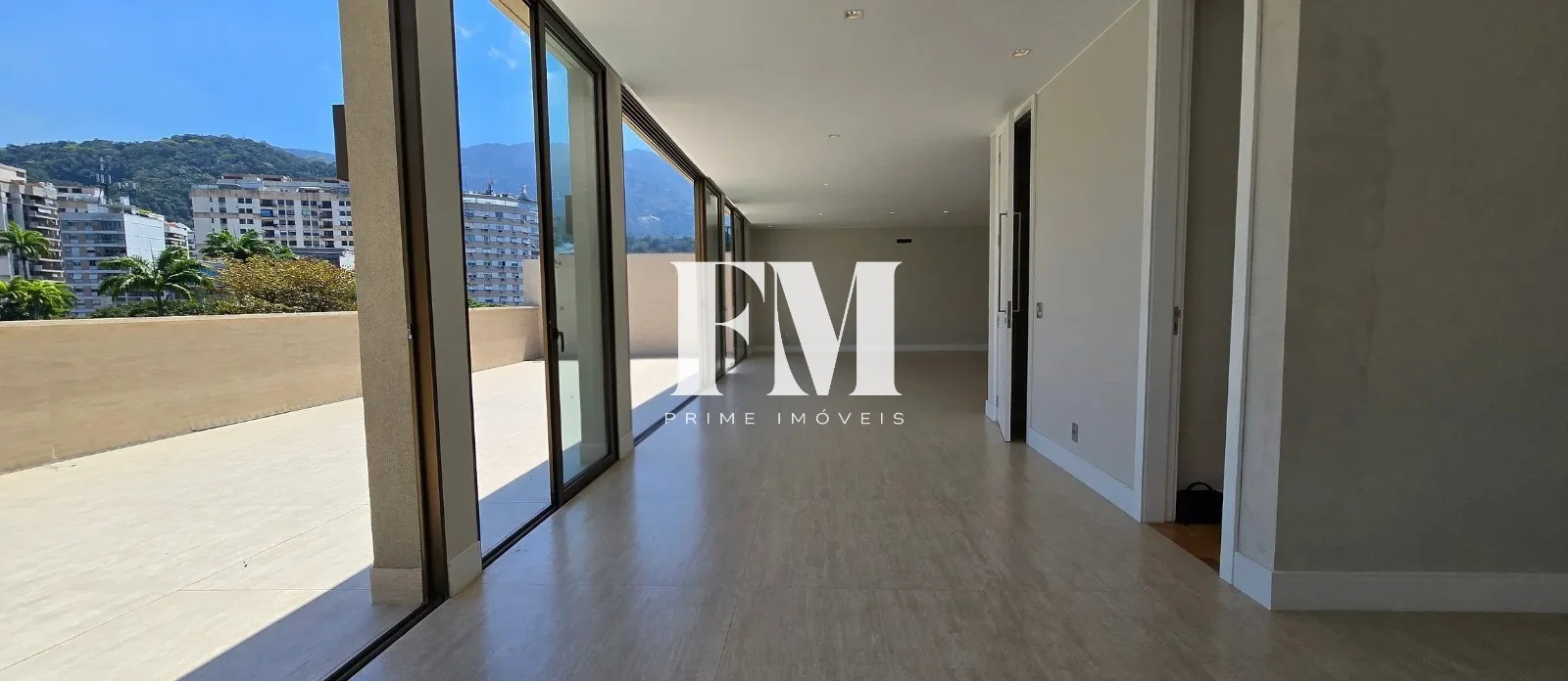Cobertura linear, toda modernizada à venda no Leblon, São 460m², 4 suítes, vista indevassável! - foto 2
